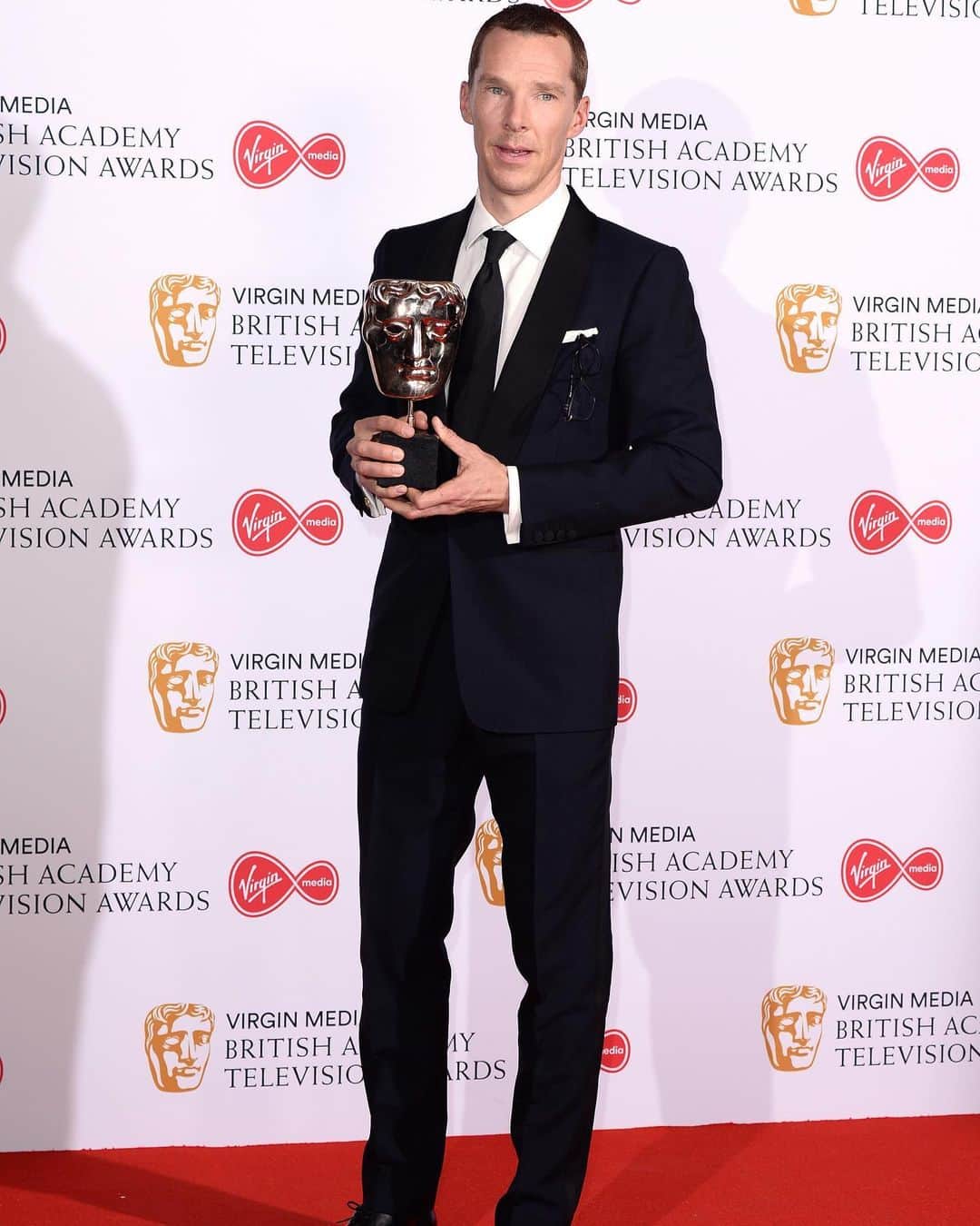 Just Jaredさんのインスタグラム写真 - (Just JaredInstagram)「Benedict Cumberbatch shows off his Leading Actor award after winning at the British Academy Television Awards! #BenedictCumberbatch #BAFTATV Photos: Getty」5月13日 8時41分 - justjared