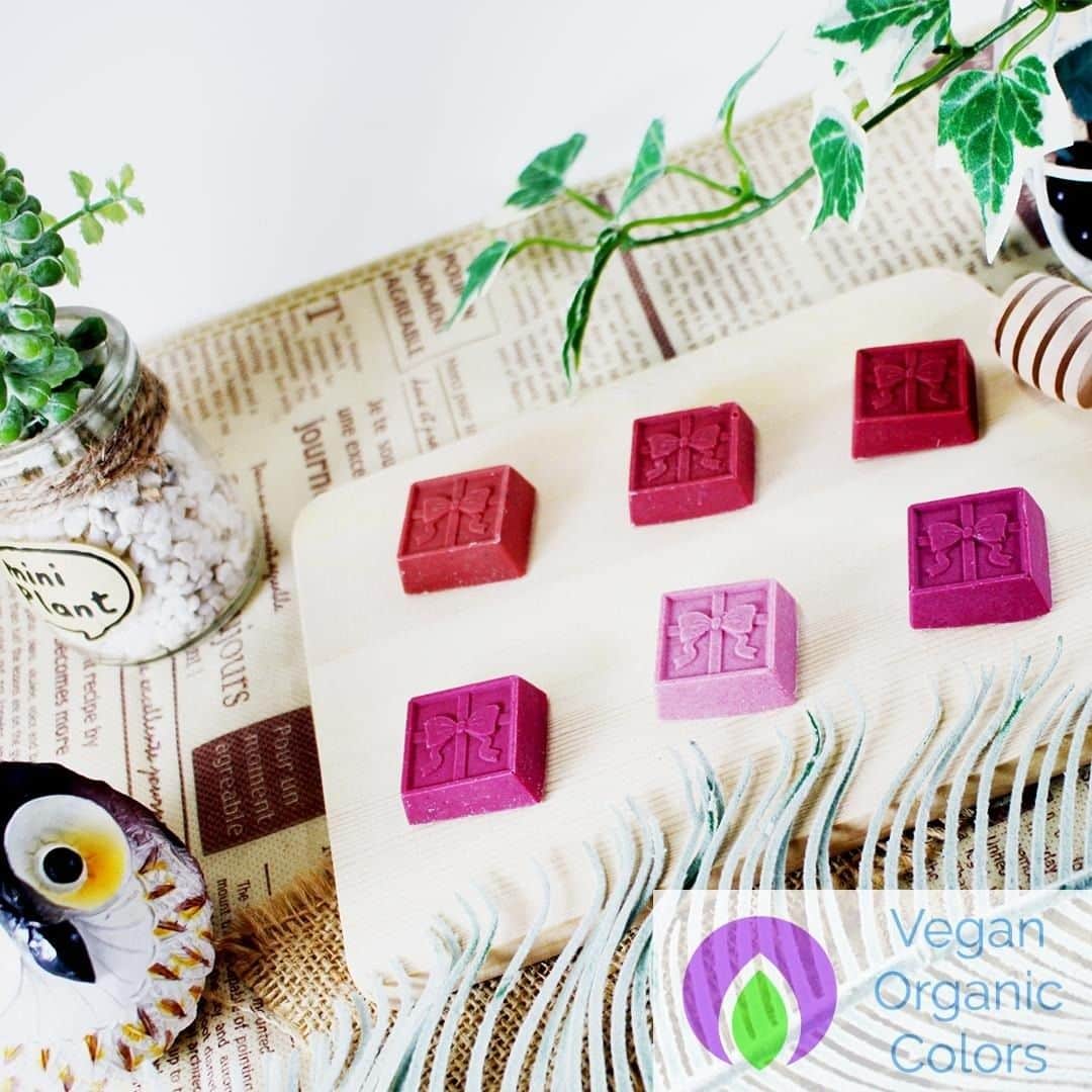 Vegan Organic Colorsのインスタグラム：「Roselle chocolate! Stunning colors are from just one ingredients known as Roselle!🌺 Our Powder is special, Micro particles and Sterilized which means best Ingredients to create color chocolate.」