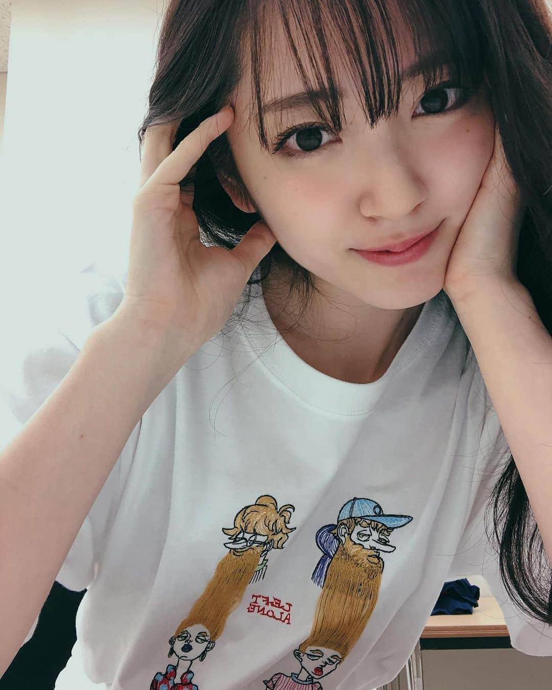 鈴木愛理さんのインスタグラム写真 - (鈴木愛理Instagram)「✴︎ お気に入りTシャツ💗 . @leftalone_official のです☺️ #リハ終わりで髪ボサボサごめん🙏 . . 色々なご縁で出会えたブランド💗最近たくさんの機会でお世話になってます☺️詳しくはまた話すね！！！ . . #すっかり半袖な毎日 #日焼けしたくないけど #日焼け止めも塗りたくない #でも塗らなきゃってわかってる #でも塗りたくない #毎日体育祭みたいな気分になってなんか疲労がくる笑 #顔はいいの見つけたから塗るのだけど #腕とかがもうほんとにやだ #笑 #誰かこの気持ちわかる人ー #笑」5月13日 14時12分 - airisuzuki_official_uf