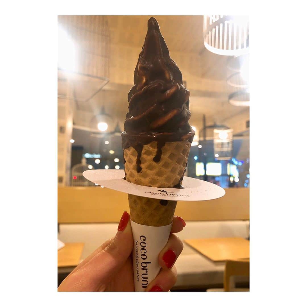山田優依さんのインスタグラム写真 - (山田優依Instagram)「Cocobruni🍦 . やっぱりここのソフトクリームは 今まで食べた中で1番好きなソフトクリーム❤️ . "Secret Caramel Icecream"の名の通り ただチョコレートコーティングされてる訳じゃなく その下に塩キャラメルがついていて 初めて食べた時の美味しさが衝撃だった🥳 . #korea #hongikuniv #Cocobruni #icecream」5月13日 8時52分 - yui_gourmetwalker