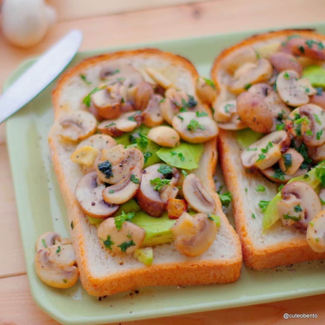 maki ogawaさんのインスタグラム写真 - (maki ogawaInstagram)「#toast with sutee #mushroom for my breakfast.  マッシュルームトーストの朝ごはん。 トーストしたパンにバターとアボカド(塩コショウ)、ソテーしたマッシュルーム🍄を添えました❤️❤️ステーキのように、ナイフとフォークで切り分けていただきます。  マッシュルームのある幸せ🍄  mushroom﻿﻿ #マッシュルーム﻿﻿ #mushroomtokyo﻿﻿ #mushroompower﻿﻿ #マッシュルームトーキョー﻿﻿ #マッシュルームパワー﻿﻿ #きのこ﻿﻿ ﻿ #foodstagram #lunch #Japanese_food #japanfood #yummy #japanesecuisine  #japanesebento  #マッシュルームアンバサダー #料理好きな人と繋がりたい #ママリクッキング #mushroom #mushroomlover #mushrooms #朝ごはん #朝ごはんプレート #朝ごはんの記録 #breakfast #yummybreakfast ﻿ http://www.facebook.com/cuteobento﻿﻿﻿﻿﻿﻿﻿﻿﻿﻿﻿ http://cuteobento.blog.jp」5月13日 8時45分 - cuteobento