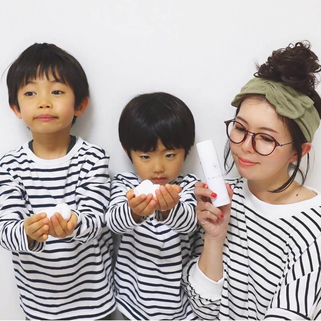 Fam's Baby ファムズベビーさんのインスタグラム写真 - (Fam's Baby ファムズベビーInstagram)「#男の子 にも#男の子ママ にも✨ モコモコ泡でお肌をガード🌿 ・ #リンクコーデ すごく可愛いです💕 ・ #ママ #ファムズベビー #保湿 #保湿ケア #肌荒れ改善 #メイク下地 #肌ケア  #Repost @maki_h.a ・・・ 2019.4.28 ･ お風呂上がりに 使っている保湿クリーム🛀💕 @famsbaby 肌表面のバリア機能を高めて お肌を保湿＆保護✨ 赤ちゃんからお年寄りまで 家族みんなで使えるんだって✩ 👶👦👩👴👵 もこもこの泡が 気持ちいいよ💓 子供たちの乾燥予防もできるし わたしはメイクの下地にも使ったり♬︎♡ 皮膚表面に保護バリアをつくって 肌を痛める原因を遮断して 肌を保護するという新発想😍✨ 「ファムズベビー インスタ」で 検索してみてね🔎 ストーリーとハイライトにも 載せてます😊 ･ ･ #ファムズベビー#famsbaby#pr#乾燥#スキンケア#育児#保湿#アトピー#乾燥肌対策#化粧下地#3歳#6歳#親子コーデ」5月13日 8時54分 - famsbaby