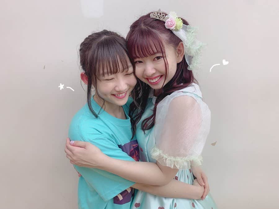 夏川愛実のインスタグラム：「ㅤㅤㅤㅤㅤㅤㅤㅤㅤㅤㅤㅤㅤ ㅤㅤㅤㅤㅤㅤㅤㅤㅤㅤㅤㅤㅤ  ちぴちゃん 約２年間おつかれさま！ ㅤㅤㅤㅤㅤㅤㅤㅤㅤㅤㅤㅤㅤㅤㅤㅤㅤㅤㅤㅤ 卒業ライブは本当に素敵なライブでした！ ちぴちゃんが最後まで笑顔で終えるんだ！って ちぴちゃんらしい心のこもったパフォーマンスを届けるんだっていうのが伝わってきたから ラストの曲は自然と笑顔になれました😌 ㅤㅤㅤㅤㅤㅤㅤㅤㅤㅤㅤㅤㅤㅤㅤㅤㅤㅤㅤㅤ 同期じゃないけど、ラストの曲とか大事な曲で 前の方行かせてもらえて 2人でやりたかったって言ってくれたラブリーダーリンも もえかちゃん加えて披露できて すっごく嬉しかった！！！ ㅤㅤㅤㅤㅤㅤㅤㅤㅤㅤㅤㅤㅤㅤㅤㅤㅤㅤㅤㅤ 心のこもったセットリスト。 やりたかったこと、やり残したこともあると思うけど ２年間つちかってきたものは 絶対ファンの方には届いてるよね！！！ ㅤㅤㅤㅤㅤㅤㅤㅤㅤㅤㅤㅤㅤㅤㅤㅤㅤㅤㅤㅤㅤㅤ #橋本千央#アイドル#卒業#お疲れ様 ㅤㅤㅤㅤㅤㅤㅤㅤㅤㅤㅤㅤㅤㅤㅤㅤㅤㅤㅤㅤㅤㅤㅤㅤ」