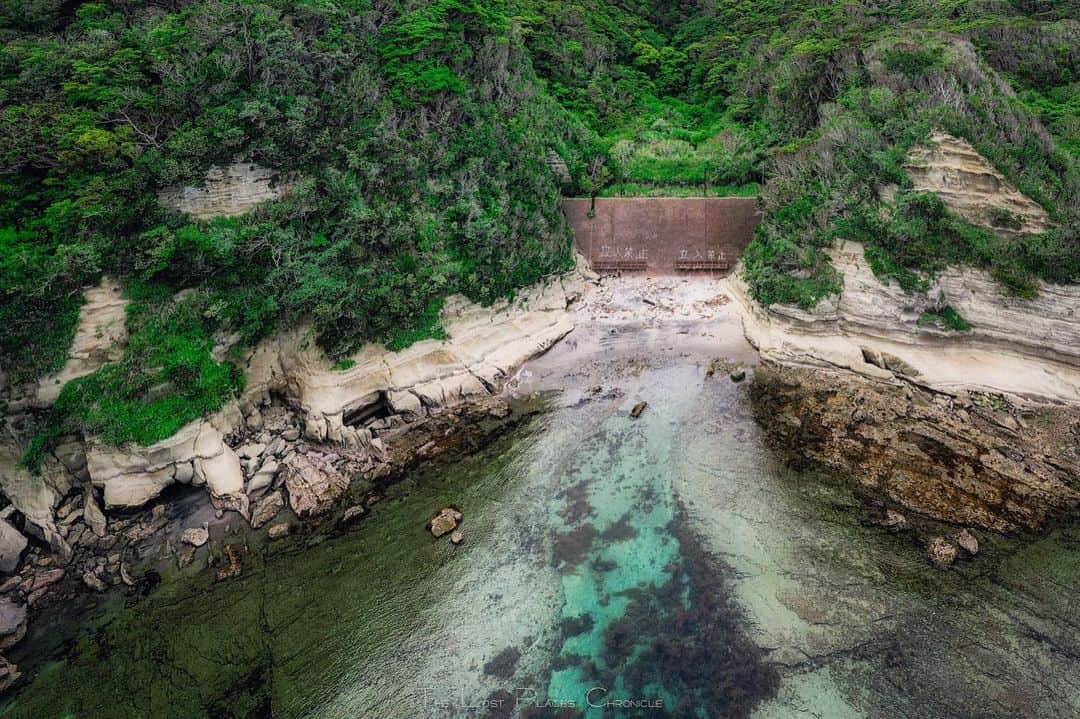 のインスタグラム：「No Entry Coast 𓆲 𓆲 𓆲 #droneoftheday #djimavicpro #djiglobal #drone #dronephotography #dronestagram #dji #topdronephotos #fromwhereidrone #wedroneasia #droneosoar #skyhilife  #japan_urbex #JJ_URBEX #jp_gallery #kf_urbandonedmasks #KINGS_ABANDONED #m3xtures #Meistershots #moodygrams #nature_takes_over #natures_reclaim #ominous_perfection #pr0ject_uno #rsa_preciousjunk #savethedecay #sfx_decay」
