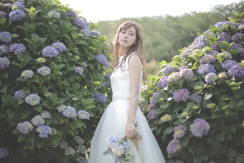 スタジオAQUA 横浜店さんのインスタグラム写真 - (スタジオAQUA 横浜店Instagram)「紫陽花とのロケーション撮影♡ . 梅や桜の時期も終わり、夏の前に梅雨の季節がやってきます☺︎！ 梅雨の花といえば紫陽花！！🌸☀︎✨💓 いろんな色の花の紫陽花がとてもかわいいので、紫陽花もとっても人気ロケスポット！✨ ぜひお近くの店舗までお問い合わせください♡ .  #ウエディングフォト .  フォトグラファー▶︎ @studioaqua.jurosakamoto  ヘアメイク▶︎ @sayaka.hm_aquayokohama  #横浜 #前撮り  #ウェディングニュース #locationphoto #ウェディングヘア #花嫁準備 #instgood#結婚準備 #スタジオアクア #結婚式準備 #ロケーション撮影 #instawedding #結婚写真 #weddison #フォトスタジオ #ブライダルフォト #関東花嫁 #プレ花嫁 #卒花 #写真で伝えたい私の世界  #2019夏婚 #関西花嫁 #ファインダー越しの私の世界  #全国のプレ花嫁さんと繋がりたい #結婚 #花嫁diy #卒花嫁  #ウエディング  #結婚式準備 スタジオ公式アカウントはこちら▶︎ @decollte_weddingphoto  @studioaqua_yokohama」5月13日 8時57分 - studioaqua_yokohama