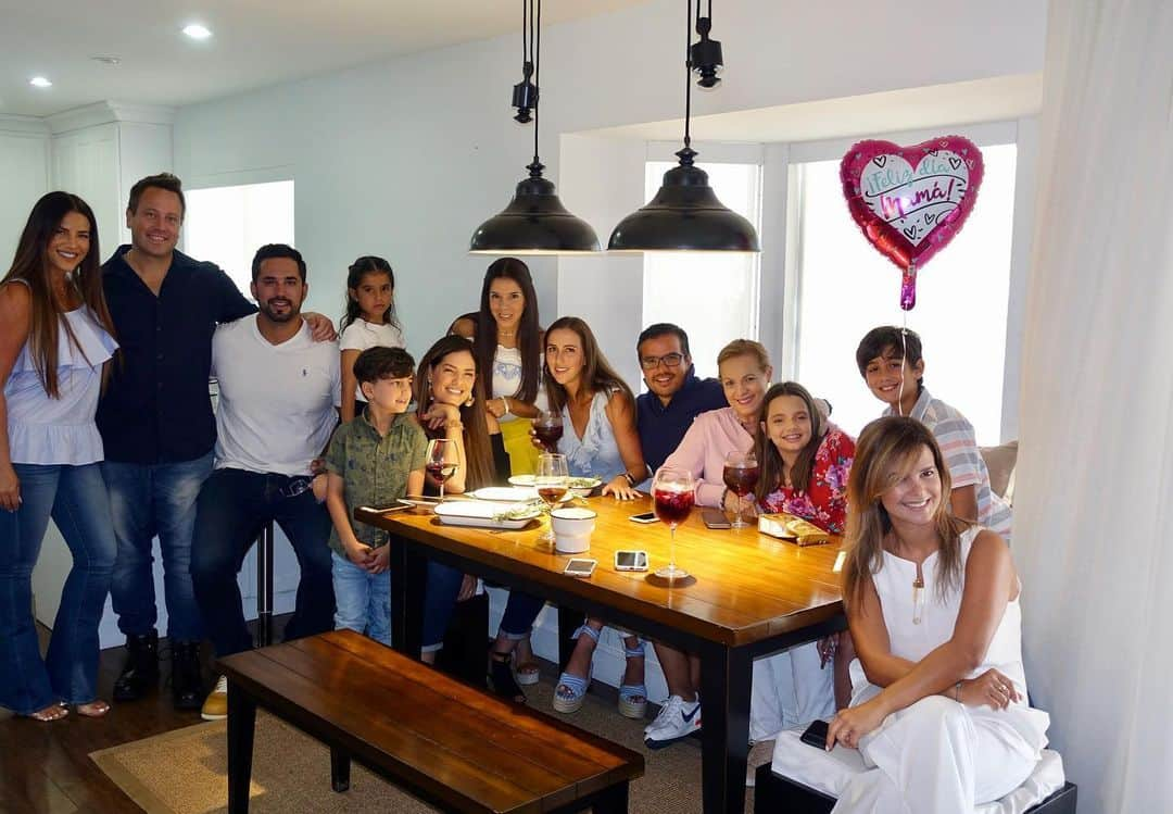 Gaby Espinoさんのインスタグラム写真 - (Gaby EspinoInstagram)「En familia... @andreinaespino @pedrohernandezmusic @gustavoespino @corinamadriz @yolip21 @anafabisanz @cchenriquez @marielarugero #Ori #Nick #Pedrito #Anasofi」5月13日 9時01分 - gabyespino