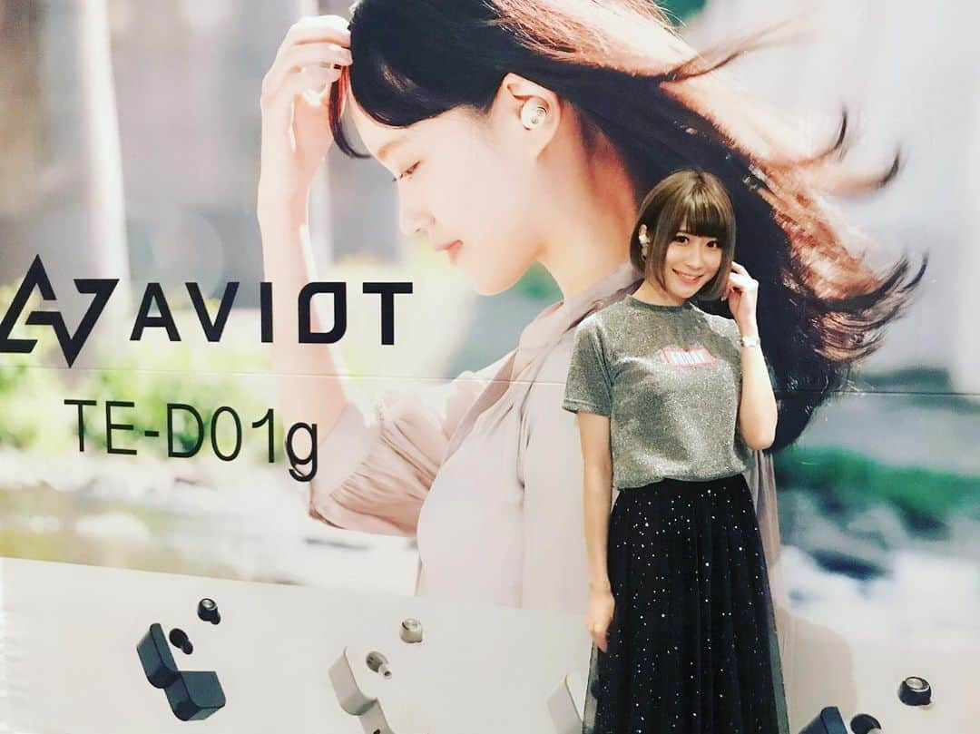 TONEAYUさんのインスタグラム写真 - (TONEAYUInstagram)「時代はワイヤレスイヤホン✨🙉✨﻿ ﻿ 先日、AVIOTから発売されるワイヤレスイヤホン「TE-D01g」パーティーへ🥂﻿ ﻿ スタイリッシュだし、音質良いし、あげく付けたままシャワー入れるらしい😹🚿﻿ ﻿ ワイヤレスイヤホンって未知の世界だったけど、使ってみるとワイヤレスって最高〜！！🙈💕﻿ ﻿ みんなに試してみてほしい✨﻿ ﻿ 絶対『あ、時代はワイヤレスだわ』ってなるはず😂🎧💕👈﻿ ﻿ http://aviot.jp/﻿ ﻿ #PR﻿ #AVIOT﻿ #TE_D01g﻿ #アビオット﻿ #ワイヤレスイヤホン﻿ #イヤホンにもっと自由を﻿ #ワイヤレス﻿ #イヤホン﻿ #music﻿ #party﻿ #japan #音楽 #音楽好きな人と繋がりたい」5月13日 9時04分 - toneayu