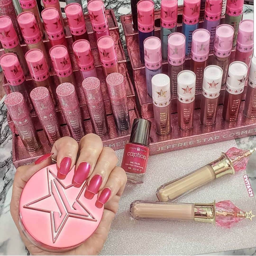 Jeffree Star Cosmeticsさんのインスタグラム写真 - (Jeffree Star CosmeticsInstagram)「Spice up your life with some pink aesthetic 💖 Our boo @evita424 showing off her #jeffreestarcosmetics collection ⭐️ #magicstar #magicstarconcealer」5月13日 9時04分 - jeffreestarcosmetics