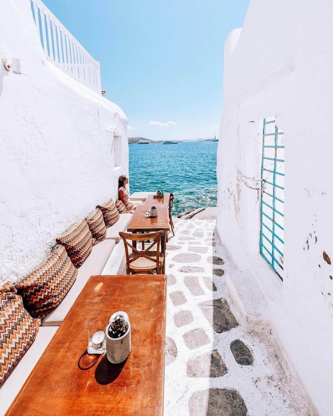 Travel + Leisureさんのインスタグラム写真 - (Travel + LeisureInstagram)「The love affair with Greece continues 💙 Six of the Greek islands were voted into the top 10 islands in Europe — see our full list at the link in bio! #tlpicks courtesy of @izkiz」5月13日 9時07分 - travelandleisure