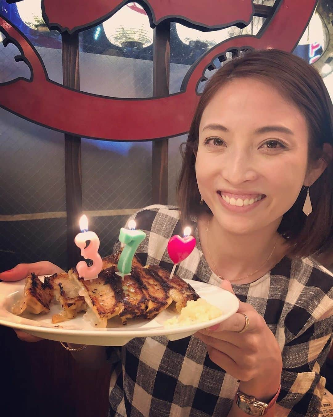 福田ゆみさんのインスタグラム写真 - (福田ゆみInstagram)「お笑いライブ後、 37歳らしく？餃子でも祝って貰ったわ。笑。驚き。 ガッツリいきまっせー！！ キャワいいープレゼントも❤️大事に愛用します。 #嬉しい #福田ゆみ」5月13日 9時17分 - yumifukuda0511