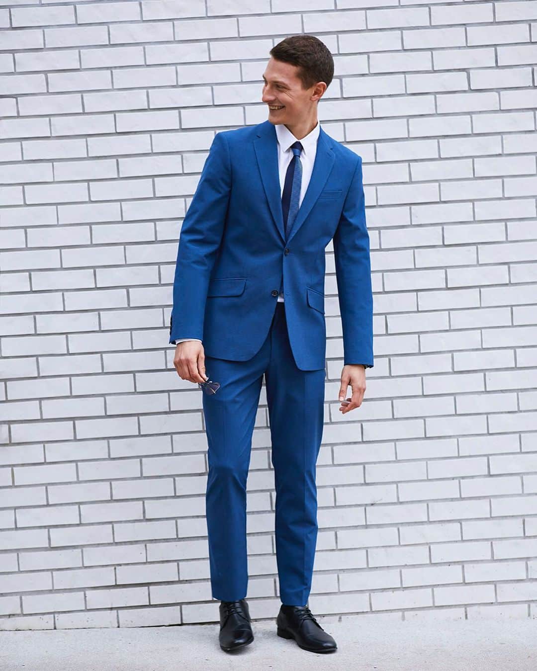 ペリーエリスのインスタグラム：「Discover a new look and feel for the season with the spring suiting event. Suits that keep you life ready for every occasion. Link in bio. #PerryEllis」