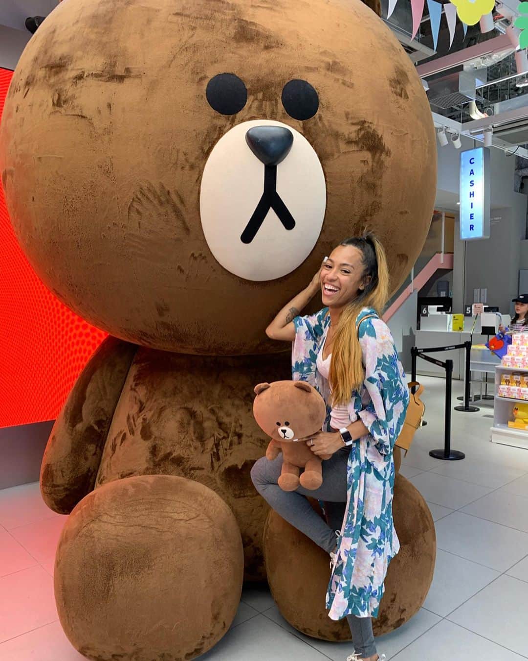 Whitney ROWEさんのインスタグラム写真 - (Whitney ROWEInstagram)「Thank you Japan! Ready to head home and get back to work 🇯🇵 . . . . . . . #athlete #tracknation #fitness #run #running #track #sprinter #athletics #workout #motivation #love #run #fitness #runner #fit #runnerscommunity #workout #nike #trackandfield #training #Canada #trainingcamp #IAAFWorldRelays #Yokohama #IAAF #AthleticsCanada」5月13日 9時15分 - whiitrowe