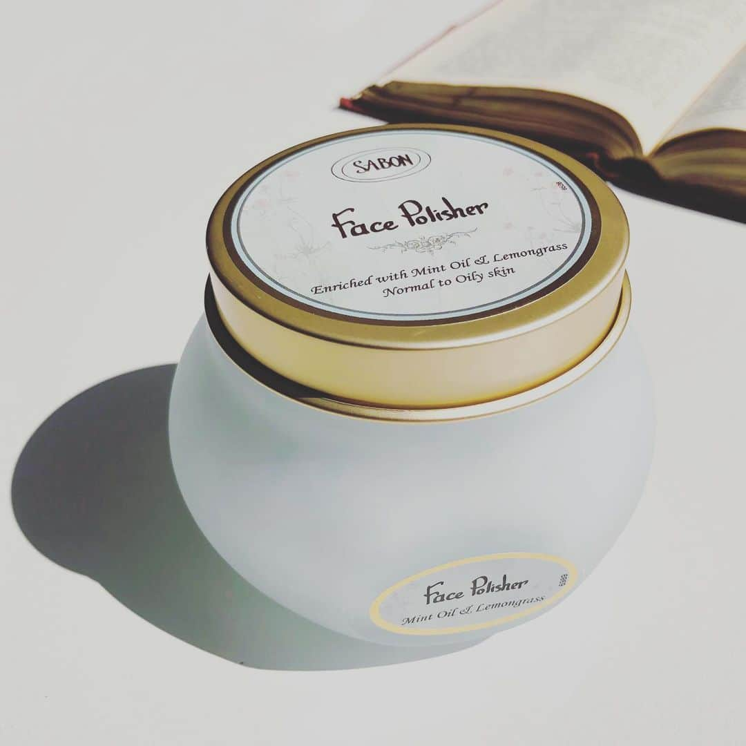 Fruit Gatheringさんのインスタグラム写真 - (Fruit GatheringInstagram)「【お肌も気分もスッキリ。大人気「SABON」フェイスポリッシャー】 . 朝スッキリと目覚めるのにおすすめ。 新しいタイプのフェイスポリッシャー。 . 柔らかいクリームに入った細かい スクラブが、毛穴の皮脂をしっかりと 取り除くとともに、ミントやレモングラスの 香りでリフレッシュできます。 男女問わずおすすめのアイテムです。 . ---------------------------------------- . フルーツギャザリングは、 「For Your Fruitful Life (より実りある生活)」を テーマに掲げている ビューティーセレクトショップです。⠀ . 取り扱い店舗はプロフィール @fruitgathering.jp のリンクからブランドサイトにアクセスし、 「BRAND LIST」→気になるブランドのロゴを クリックすると、取扱店舗をチェックできます！⠀ . ---------------------------------------- #sabon #fruitgathering #ザボン #フルーツギャザリング #サボンスクラブ #つる肌 #優秀コスメ  #コスメ購入品 #ボディスクラブ #スクラブ #自分磨き #ご褒美 #いい香り #レモングラス #肌磨き #コスメ #お風呂 #バスコスメ #保湿 #ミント #スキンケア #トリートメント #保湿 #リラックス #スペシャルケア #マッサージ #ギフト#美肌 #美肌ケア」5月13日 9時22分 - fruitgathering.jp