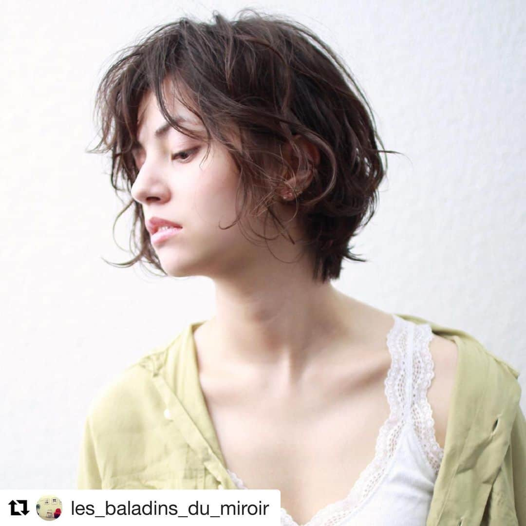 THROW 【スロウ】さんのインスタグラム写真 - (THROW 【スロウ】Instagram)「#Repost @les_baladins_du_miroir with @get_repost ・・・ 【ご予約について】 ↓↓↓↓↓↓↓↓↓↓↓↓↓ ・ ⭐︎カット ⭐︎カット＋カラー＋トリートメント ⭐︎カット＋パーマ＋カラー ⭐︎クリームバス　⭐︎ヘアセット 詳細はDM📩もしくは app@lesbaladinsdumiroir.com📩 から詳細を送らさせていただきます⭐️ ・ 🕛〜営業時間〜🕒 月曜日〜金曜日10時〜21時 土曜日・日曜日・祝日10時〜19時 早朝ヘアセットは7:15~受付可能 GWは5／1,2と定休日となっております。 ・ 🗼〜場所〜🗼 ・ 横浜市西区北幸1-5-3 アーバンヨコハマビル７F ・ 横浜駅ブルーライン9番出口徒歩2分、JR横浜駅徒歩4分、東急東横線、みなとみらい線、京浜急行 ・ ・ ・ ⭐︎簡単にゆるふわを再現ができる ⭐︎持ちの良いカット技術 ⭐︎髪型で褒められたい ⭐︎ヘアカラーで透明感を出したい 毎日が楽しめる髪型にしてほしい ・ ・ 是非バラディンズに任せてください✴️ スタイル提案を1番大切にしております‼️ 髪型で毎日が楽しくなるような願いを込めて担当させていただきます‼️ ・ ・ 必ず可愛くします☺️ 楽しみにしてバラディンズへ お越しください⭐ お待ちしております☺️❣️ ・ ・ #ショート#ショートヘア#ショートヘアー #スロウカラー #外国人風ヘアー  #ボブ#ボブスタイル#切りっぱなしボブ#ボブアレンジ#ボブヘア#ボブヘアー #ミディアム#ミディアムボブ#ミディアムヘア#ミディアムヘアー #カット#似合わせカット#前髪カット #ヘアスタイル#ヘアカタログ #小顔カット#デジタルパーマ#切りっぱなしボブ #サロモ  #グレージュ#ハイライト #good_portraits_world  #横浜美容室 #美容室横浜市 #バラディンズ」5月13日 9時34分 - throwcolor