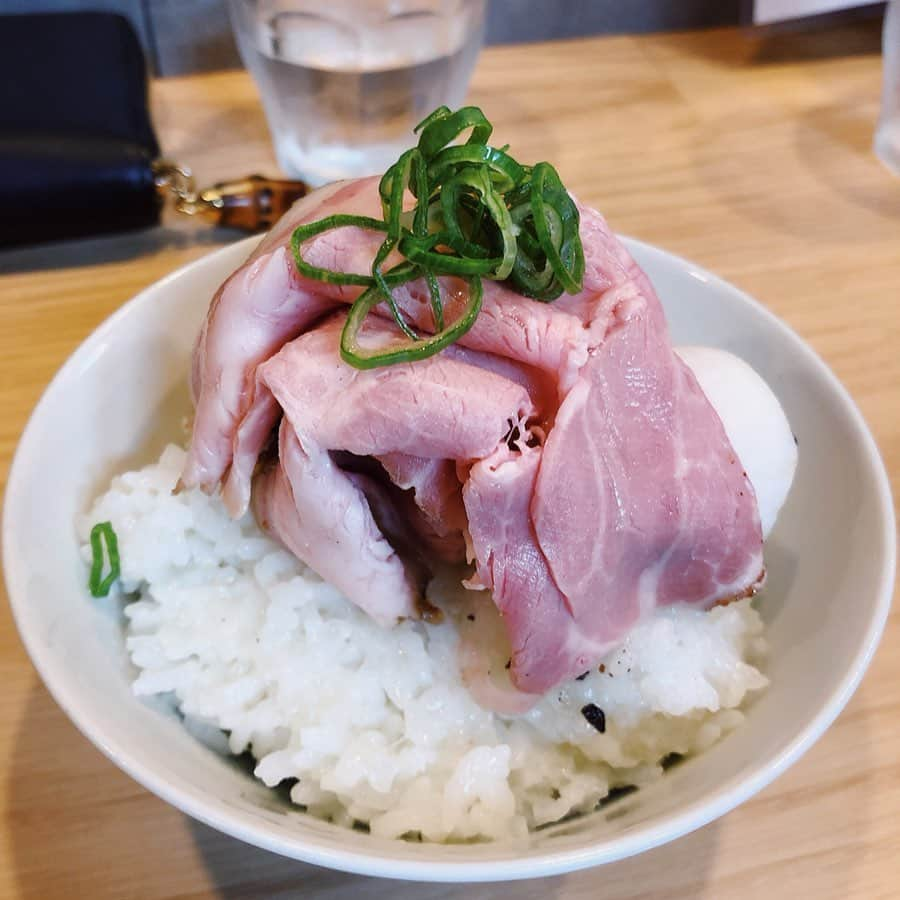 井元麻帆さんのインスタグラム写真 - (井元麻帆Instagram)「🍜 もう何十回も食べてるのに、 まだ一口食べる毎に「え！？うまっ！」 っとつぶやいてしまう。 本日は鶏白湯らーめんcrema🐓✨ ローストポークごはんのつや米と、トリュフオイルとお塩が堪らんです...😭☀️ #らーめん #maikagura」5月13日 9時28分 - maho_imoto