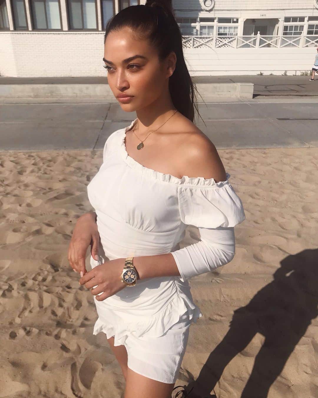 シャニーナ・シャイクのインスタグラム：「I like romantic walks on the beach 😉🌊💕」