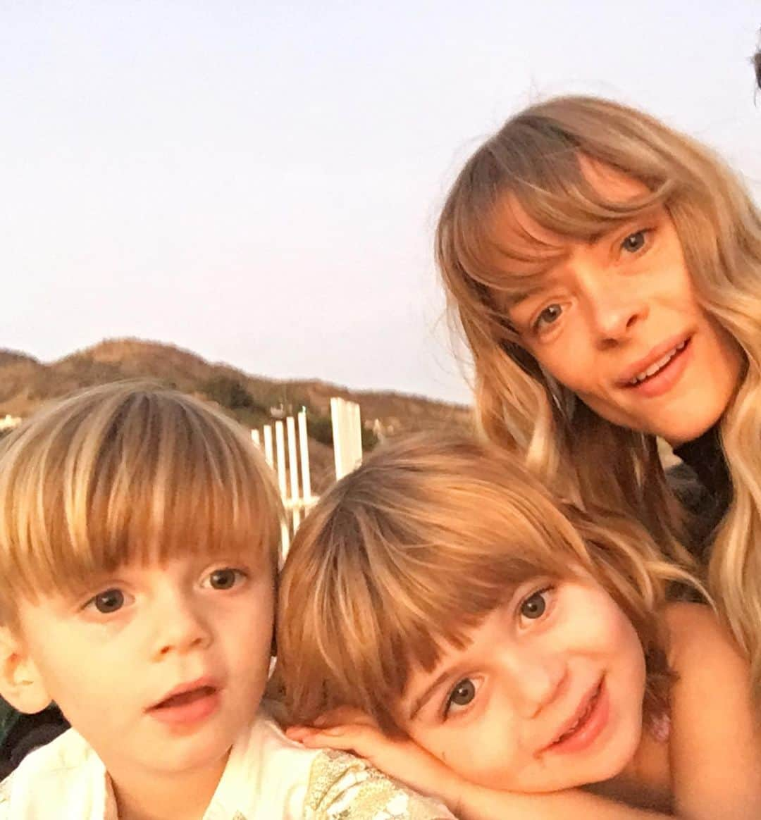 カイル・ニューマンさんのインスタグラム写真 - (カイル・ニューマンInstagram)「Happy Mother’s Day to this super being @jaime_king! So thankful for every single thing you do for our family. 👨‍👩‍👦‍👦 And 🙌🏻❤️ to ALL of the moms who love and sacrifice undyingly. Especially my momma Autumn Newman who taught me by example that a parent should always love ferociously and fully, no excuses. There is always more to give of yourself when it comes to children. #jaimeking #jamesknight #leothames #mothersday #mom」5月13日 9時49分 - kyle_newman