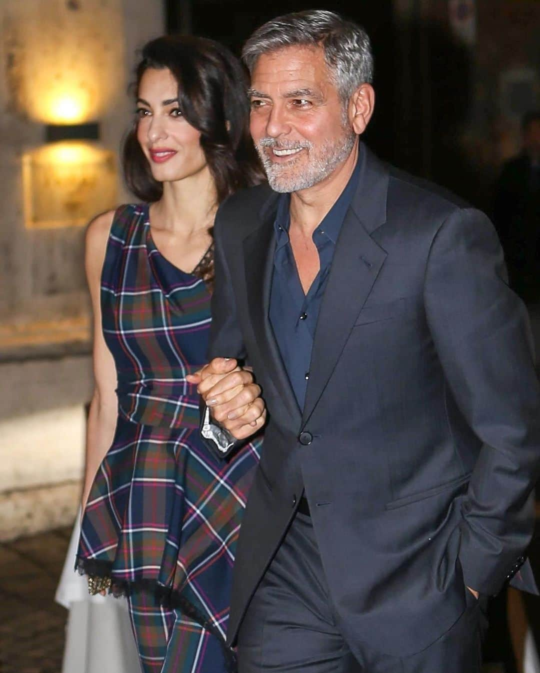 Just Jaredさんのインスタグラム写真 - (Just JaredInstagram)「George & Amal Clooney step out in style for dinner! #GeorgeClooney #AmalClooney Photos: Backgrid」5月13日 9時53分 - justjared