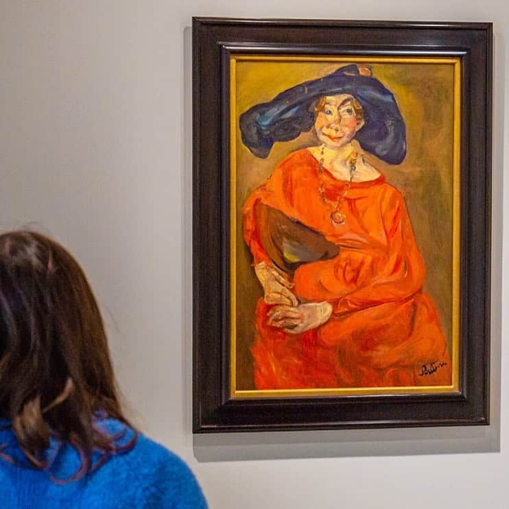 サザビーズさんのインスタグラム写真 - (サザビーズInstagram)「Executed at the heart of Chaïm Soutine’s Cagnes period, ‘La Femme en rouge’ is one of the finest examples of Soutine’s portraiture. Painted circa 1923-24, the striking canvas is rendered in thinly painted, fluid and undulating strokes of the artist’s hallmark red – a color that would come to define Soutine’s magnificent still lifes of carcasses and game that followed. In addition, the work has been exhibited extensively around the world including at The Museum of Modern Art and The Solomon R. Guggenheim Museum in New York, the Tate Gallery in London and the Musée de l’Orangerie des Tuileries in Paris, among many others. On offer from the Bakwin Collection, this stunning ‘Lady in Red’, now on public view in our newly-reimagined and expanded York Avenue galleries, ahead of our Impressionist & Modern Art Evening Sale on 14 May. #SothebysImpMod #SothebysBreakingGround #ChaimSoutine」5月13日 9時54分 - sothebys