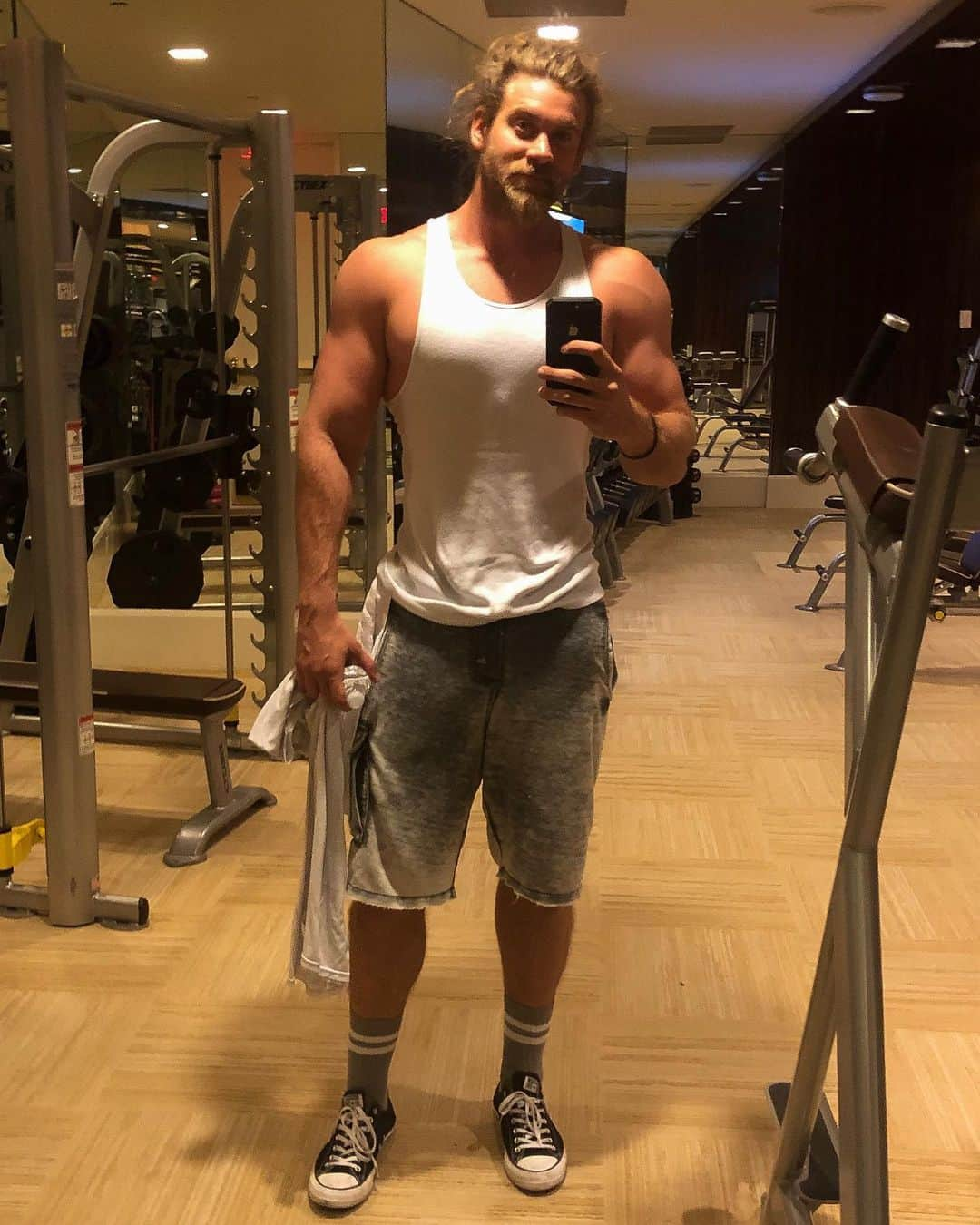 モデル、ブロック・オハーンのインスタグラム：「Got a big shoot coming up so it doesn’t matter where I am.. I’m gunna train hard and dial in that diet!! 🔪  Time to lean up big time. I’m hoping to make this the leanest/best shape I’ve ever been in. 😛  Now I’ve never cared about weight as long as I’m healthy and happy but I’m currently coming in at 253lbs on a 6’7” frame for the few that ask for my current stats. Body fat % unknown.. lol  And on that note.. I’ll stop talking and I’ll be over here in the gym.. working to live my best life 😏🙌🏽 #Oh #And #HappyMothersDay #SmileyFace #Tehe」