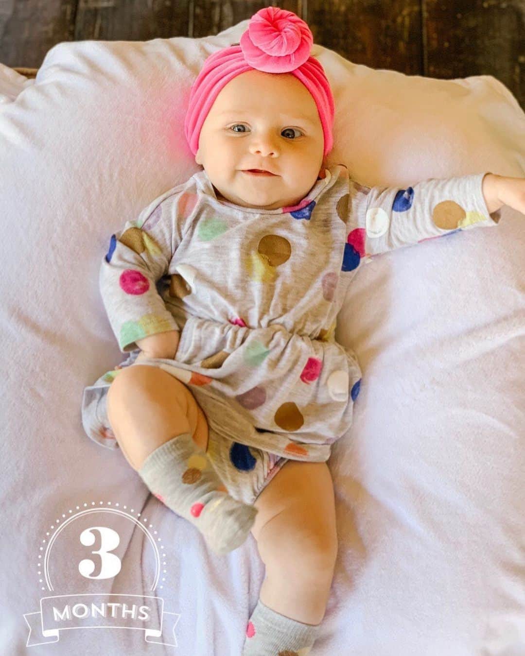 カーリー・パターソンのインスタグラム：「3 months!!! Emmaline Rae, you are such a little spit fire and you have given your Momma a run for her money! Dare I even say I see light at the end of the colic/fussy tunnel🙌🏼 I love this little chunkamunk💖」