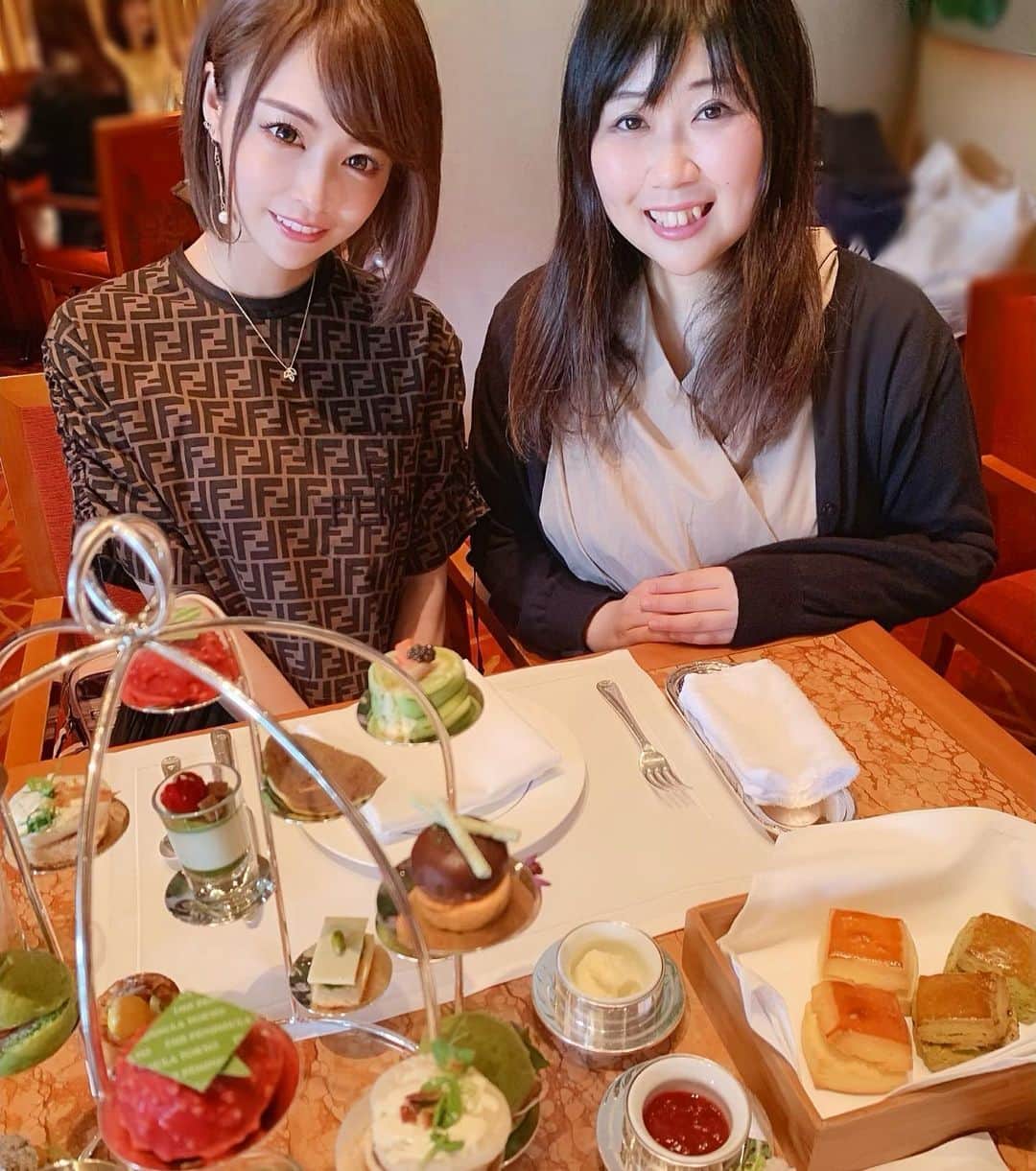 のインスタグラム：「なぎ会🙆‍♀️❣️ なぎちゃんとペニンシュラでアフタヌーンティーしてきました💕 大好きな抹茶たくさんで幸せだった🥰 ． #ペニンシュラ東京  #ザロビーペニンシュラ  #thelobby  #アフタヌーンティー」