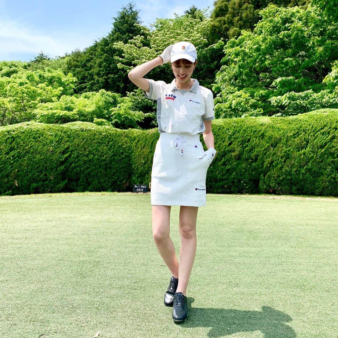 のインスタグラム：「. 昨日はゴルフに行ってきました🏌️‍♀️ 実はGW中にも行ったんだけど、まぁ散々な結果になりすぎてゴルフが嫌いになりそうなほど落ち込んだんですがww  逆に、ここで終わりたくない🥺🔥🔥🔥という闘志も湧きまして。  本格的に頑張っていこうと思います。  昨日もスコアはボロボロだけど🤣  コースに出るのは3回目で、すこーしずつ慣れてきた感じがあった🌞  昨日はえりさんとえりさんのお仕事の皆さんと回らせてもらったのでリラックスして楽しめたよ🥰  @champion_japan のゴルフウェアで行きました、可愛い💋✨ この季節はゴルフ日和な日が多くてとっても気持ちいい〜♪ #golf#golfwear#champion#championgolf#ゴルフ初心者#ゴルフ#ゴルフ日和#hadagoodday」