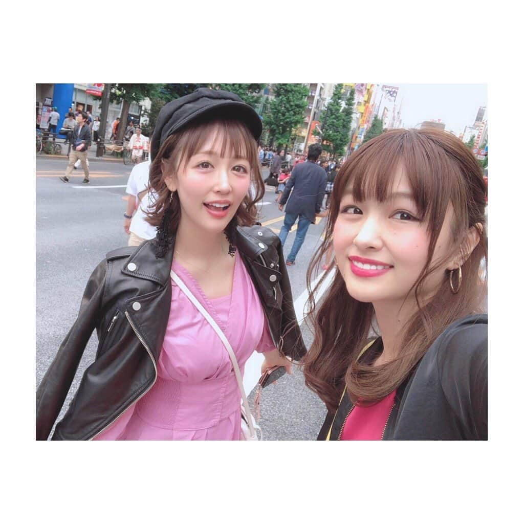 相田瑠菜さんのインスタグラム写真 - (相田瑠菜Instagram)「休みの日＝のなたん 💗🖤💗🖤💗🖤 合わせてもないのに ピンク×黒かぶったぁー👏 1日のなDAYでした💗!! ✩ ✩ AKB劇場ではお隣に座った男性に いい匂いしますね！って話しかけてくれた 方に名前聞かれて『藍菜』って答えたら のなが絶対そういうことじゃない！ って笑ってた！笑 ツッコミのなたん♪ 私体調悪かったはずなのにそんな事 すっかり忘れて楽しんでました💖笑笑 ✩ ✩ #お揃いコーデ #fashion #ピンク #黒  #code #tokyo #akihabara #ホコ天  #柴小聖 #舞台 #舞台女優 #お友達  #akb劇場 #ルミネtheよしもと #デート  #デートコーデ #デートスポット #女子会  #followｍe #follow #followforfollowback #tokyo #japanesegirl」5月13日 10時02分 - _aina_official