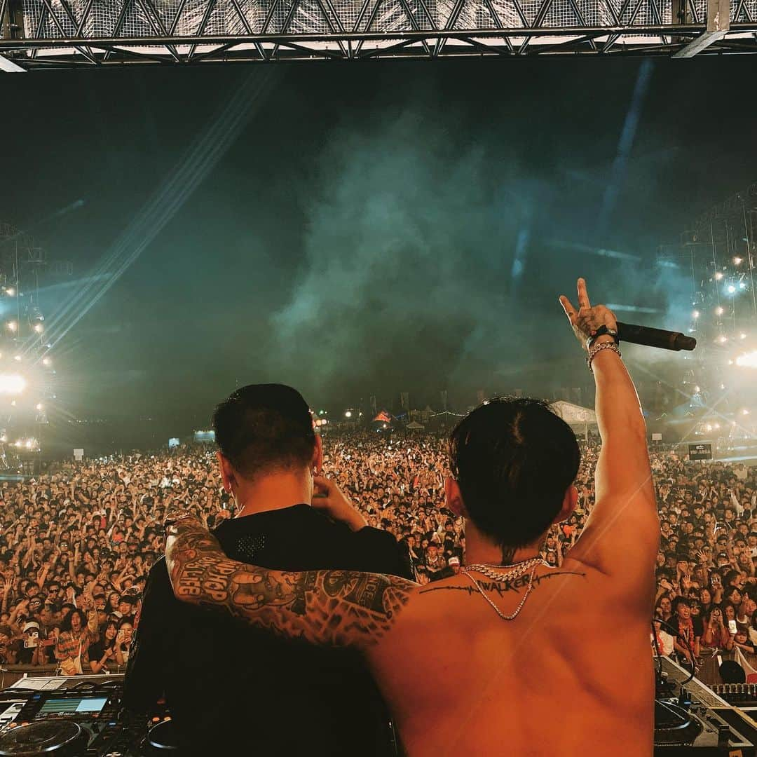 パク・ジェボムさんのインスタグラム写真 - (パク・ジェボムInstagram)「Thanks for letting me tag along @yultron 🙏😎 EDC Japan 🇯🇵 collab album droppin’ next month #ONFIRE #ARIGATO」5月13日 10時03分 - jparkitrighthere