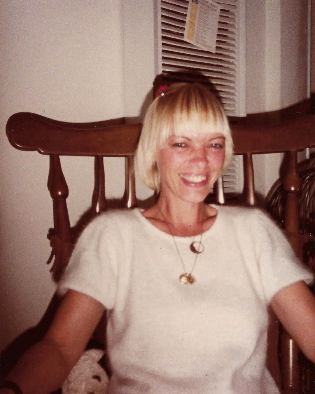 ヴィック・フエンテスのインスタグラム：「Happy Mother’s Day to all of you amazing mamas out there! We appreciate you! 💐💖 PS: Isn’t my mama beautiful?!」