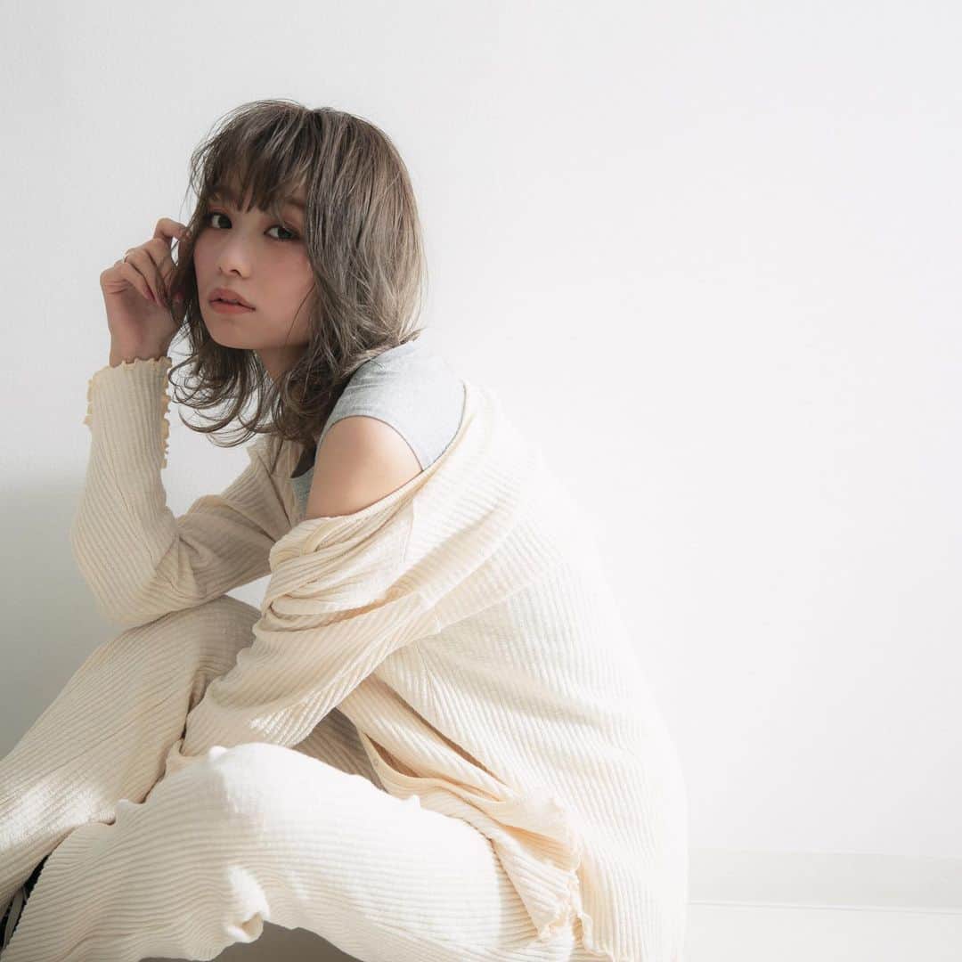 Yuta Misumiのインスタグラム：「. ㅤㅤㅤㅤㅤㅤㅤㅤㅤㅤㅤㅤㅤ#かわいいをすぐそばでㅤㅤㅤㅤㅤㅤㅤㅤㅤㅤㅤㅤㅤ. ㅤㅤㅤㅤㅤㅤㅤㅤㅤㅤㅤㅤㅤ. ㅤㅤㅤㅤㅤㅤㅤㅤㅤㅤㅤㅤㅤworks/ @yutamisumi  ㅤㅤㅤㅤㅤㅤㅤㅤㅤㅤㅤㅤㅤ. ㅤㅤㅤㅤㅤㅤㅤㅤㅤㅤㅤㅤㅤ #myhairdesign #かわいいをすぐそばで #ショートヘア #ショートボブ #ボブ #ハイライト #岡崎市美容室 #外国人風カラー #外国人風 #グラデーションカラー #アプリエカラー #アディクシー #透明感カラー #エヌドット #グレージュ」