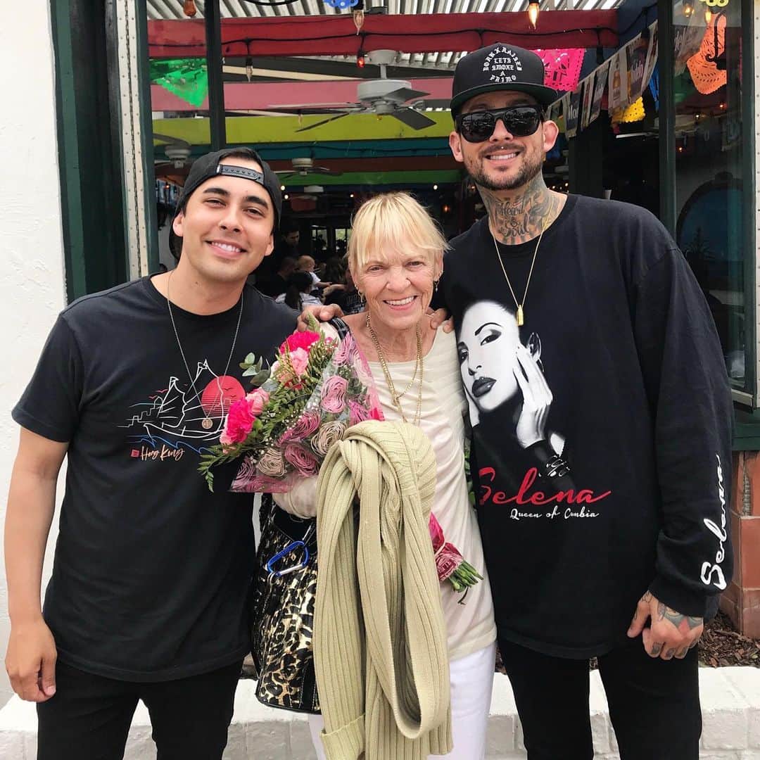 ヴィック・フエンテスのインスタグラム：「We love you mama! ❤️❤️」