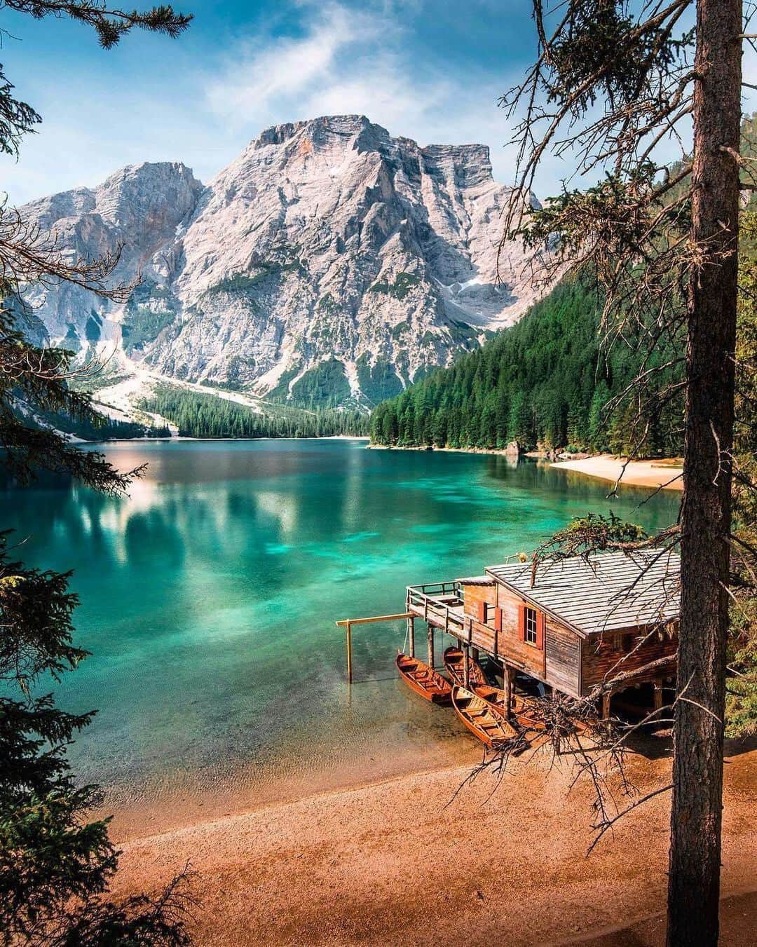 BEAUTIFUL DESTINATIONSさんのインスタグラム写真 - (BEAUTIFUL DESTINATIONSInstagram)「The lovely Lago di Braies resides in the Dolomites in Northern Italy. Often referred to as "the pearl" of Dolomite lakes, it's also the backdrop of a popular Italian TV-show called "Un passo dal cielo" — have you seen it? (📷: @mblockk 📍: Lago Di Braises)」5月13日 10時22分 - beautifuldestinations