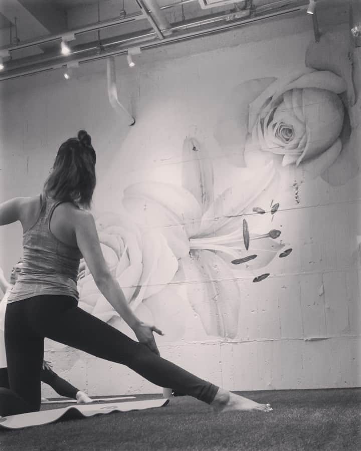 のインスタグラム：「私がYOGAをする理由🧘‍♀️ "カラダとココロの消化力を高める"  今朝は @thebowl_organic にてヨガを受講しました。私は教えることも好きだけれど、最近は進んでヨガを受講しています。  私がなぜヨガをするかというと、ヨガが好きな訳ではなくって(🤫)必要と感じているからです。  実は、4年前までヨガは興味すらなかった。カラダも硬いし、柔軟も苦手、痛いし。もはや、じっとしてるのも大嫌い。ハードに動いたほうがスッキリするし、痩せるでしょ。と思っていました。  当時の私は短気で、せっかちで、大雑把で、いつも何だか苛々していた。歩いていても、食べていても、運動していても、なんだか、しっくりきていなかった。  管理栄養士養成の大学を卒業後、知識はあるものの、まだその"なんとなくの不調"を解消できず、たまたま見つけたアーユルヴェーダという伝統医学の修業にカウアイ島まで飛びました。  そこで出会ったのがヨガ。そして、ヨガを含むアーユルヴェーダを学び、本当の自分自身を知ることこそが、わたしの不調を全て解消させたのです。  今でも自分を見つめることや、心の声を聞くことを忘れ、ヨガの時間が取れない時、血液やエネルギーの循環が滞るように感じ、たちまち食べ物の消化力が落ちる。そうすると感情の消化力も弱くなるのです。  私がヨガを提供させていただいているのは、全ての人に必要不可欠な、この"消化力"を高め、良い食事をより美味しく食べ、消化吸収排泄できる為の身体を作る為、  そして生きていると色んなことがあるけれど、その日々の感情の変化に振り回されないよう、強くてしなやかな心をコントロールできる感情の消化力を高める為。  カラダもココロも自身のことがよく理解できると、幸福感を感じやすく、老廃物も、モヤモヤな気持ちも溜め込まなくなる。  そんな快適な毎日を送ることを目的に、わたしはヨガに向き合い、その幸福な感覚を多くの人と共有したい。  今日も素晴らしい朝の時間をありがとう🥀 春の重いカラダにぴったりな刺激的なクラスでした。 Lead by @yukimuraami , THE BOWLのleaders(講師群)は、身も心も素晴らしい方々ばかりです。是非一緒にカラダを動かし、消化力を高め、エネルギーと、栄養たっぷりのごはんで心身を満たしましょう🤝🔥 , 5,6月限定で、上限なしのマンスリー会員価格がなんと、¥10,000- 💥皆様のお越しをいつでもお待ちしています。  明日は @emy_sk_ によるバイリンガルクラス💫彼女の心地いいEnglishとテンポが大好きです。私も近々バイリンガルクラスを開始しよう!  We have Bilingual& English lead yoga class! So, please feel free to join us! And contact us!🌈 @thebowl_organic  #thebowl#yoga#morning#omotesando#tokyo#japan#English#bilingual#everytuesday#morningyoga#organicm orning#refill#fulfillment#ヨガ#表参道」