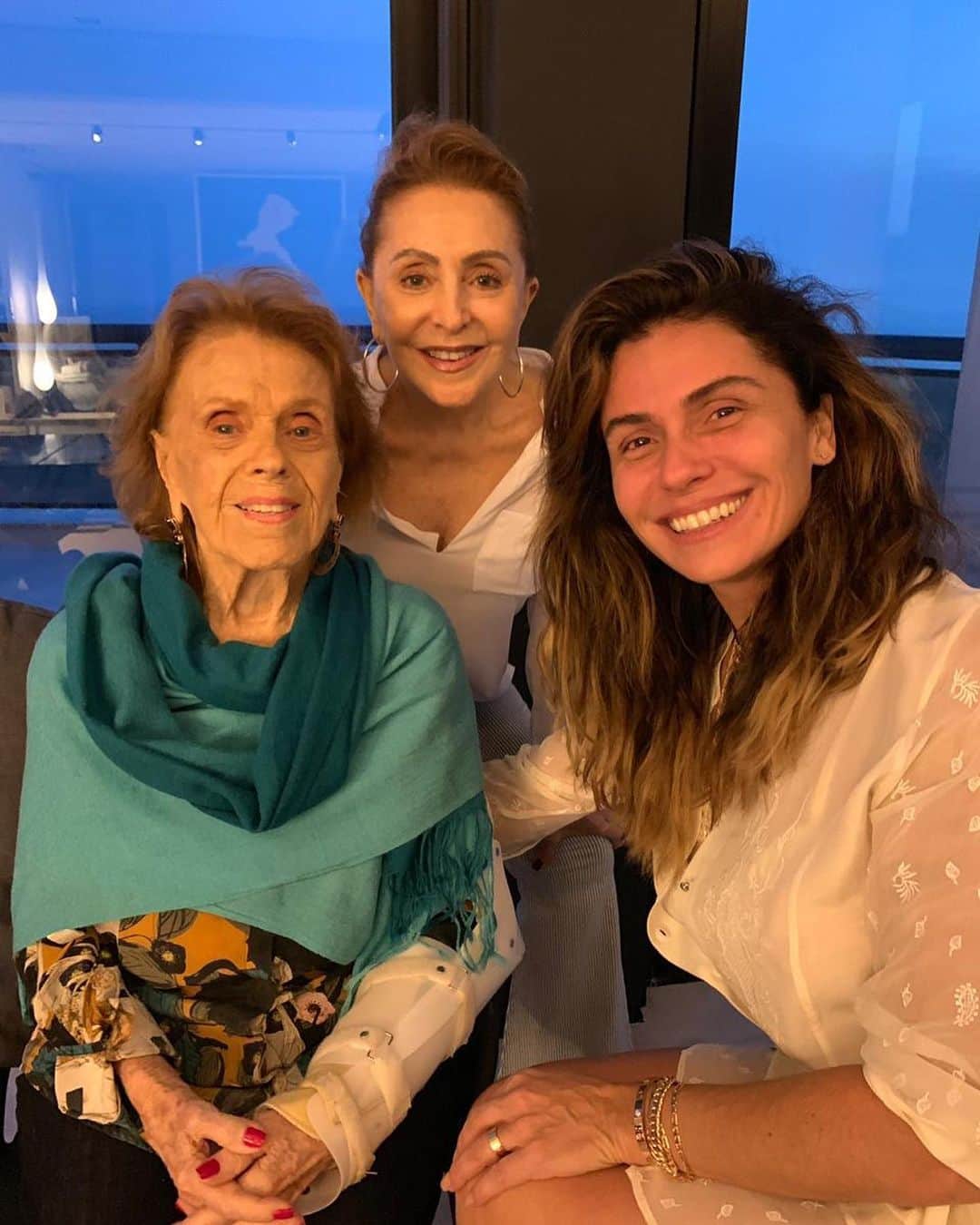 Giovanna Antonelliのインスタグラム：「😊😊😊😊😊😊😊😊 Hoje foi nessa vibe família de domingo feliz!!!!! Cheio de amor! @guilhermina garantiu a foto linda !!!!! Dia tão curtido, que não deu tempo de chegar aqui, mas meu desejo de amor e paz, estava no ♥️ pra todos nós !!!!! 💋💋💋💋💋💋💋💋💋💋💋 Ps. Vovó com 98 anos acreditem!!!! E a cartinha?????? Quase morri!!!」