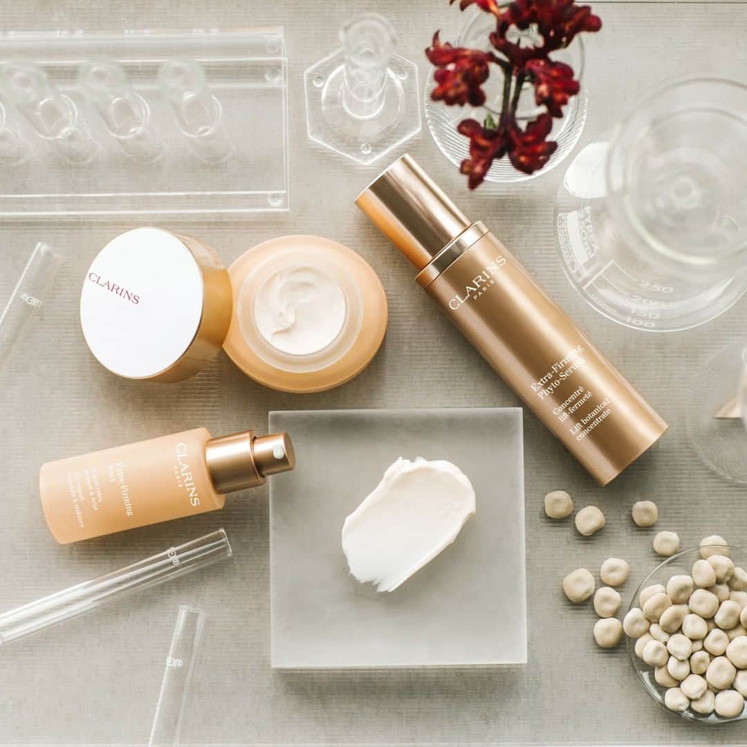 Clarins Canadaさんのインスタグラム写真 - (Clarins CanadaInstagram)「Sensorial textures to firm any skin type! Extra-Firming Yeux: smoothing texture for the sensitive eye area. Extra-Firming Phyto-Serum: immediate tightening texture.  Extra-Firming Jour: silky cream texture. . . . #SpringInYourSkin #Clarins #ItsAllAboutYou  #ExtraFirming #Skincare」5月13日 10時30分 - clarinscanada
