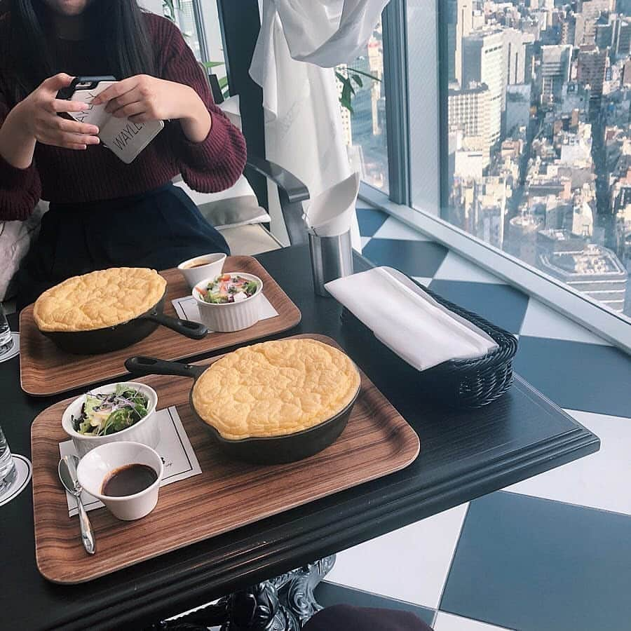 ローリエプレス編集部さんのインスタグラム写真 - (ローリエプレス編集部Instagram)「The 33 Tea & Bar Terraceのスフレオムライスは、お絵かきできちゃう♡﻿ ﻿ チャーリーブラウンやスヌーピー、ぼのぼの...﻿ みんなの投稿を参考にかわいくデコレーションして、オムライスを食べてみて♡﻿ ﻿ ﻿ ﻿ ❤︎ The 33 Tea & Bar Terrace﻿ #ブリーゼブリーゼ33階﻿ 住所: 大阪府大阪市北区梅田2-4-9ブリーゼブリーゼ33階﻿ 営業時間:ランチ11:00～17:00(L.O.16:00)、ディナー18:00～23:00(L.O.フード22:00/ドリンク22:30)﻿ #the33teaandbarterrace﻿ ﻿ ﻿ ﻿ Thank you🙏💕﻿ @lattice_lessignes_y_m_g_c﻿ @naho__ist﻿ ﻿ ﻿ ﻿ ﻿ #ローリエプレス #オムライス #laurierpress_大阪カフェ」5月13日 10時35分 - laurier_press