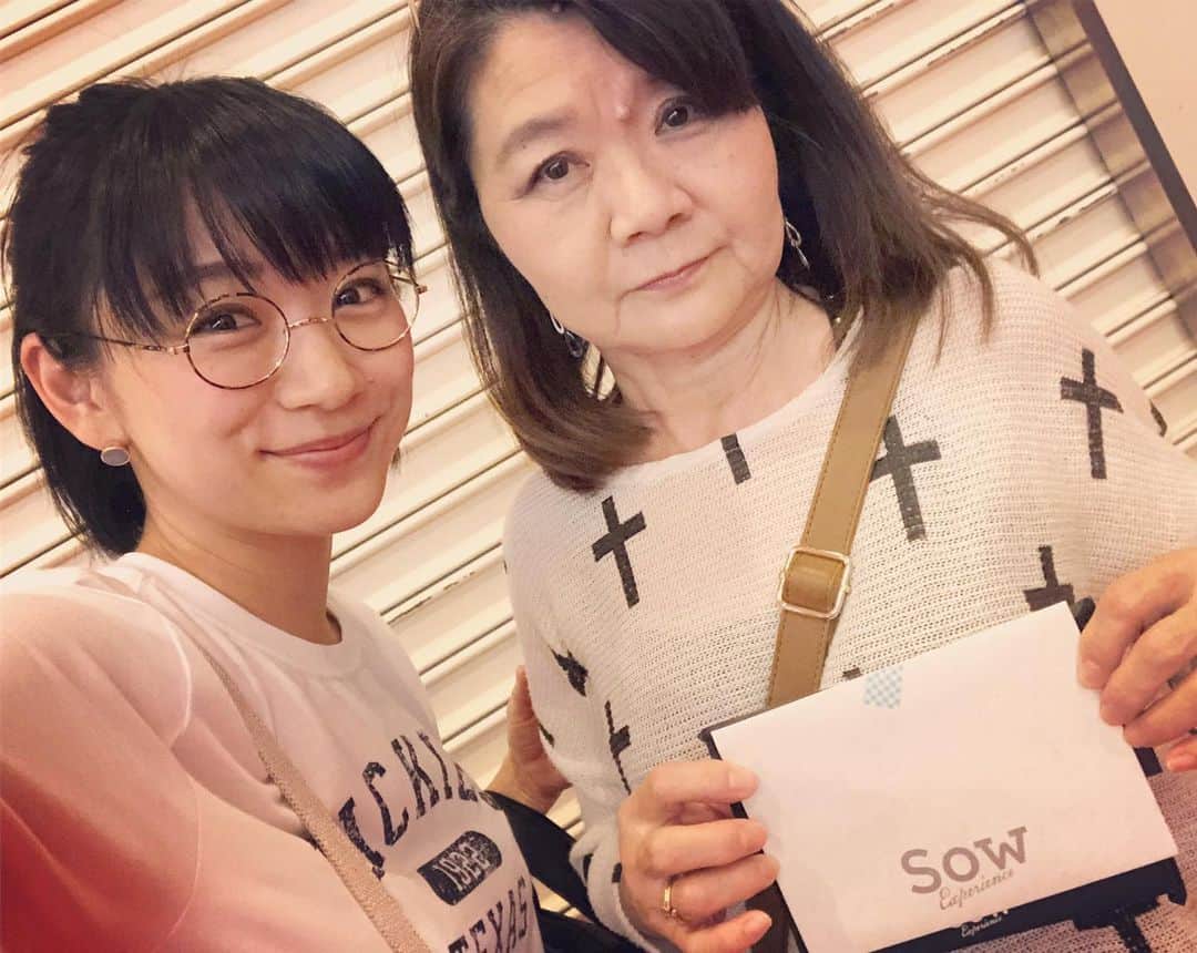 のインスタグラム：「母の日💐 ・ 今年の母の日ギフトは体験カード☆ 結婚式とかで選べる引き出物あるでしょ？ それのやりたいことを選べるバージョンです！ ・ 外に出るのがおっくうになってきてるみたいだから、連れ出したくて！！ 今のところ、フラダンスを選ぼうかな〜って言ってたよ🌴 ・ 全国の“母”という存在の皆さま いつまでも元気でいてね！！ ・ #時東ぁみ #母の日 #happymathersday #母の日ギフト#母の日プレゼント #フラダンス #いつまでも元気でね #目指せ100歳」