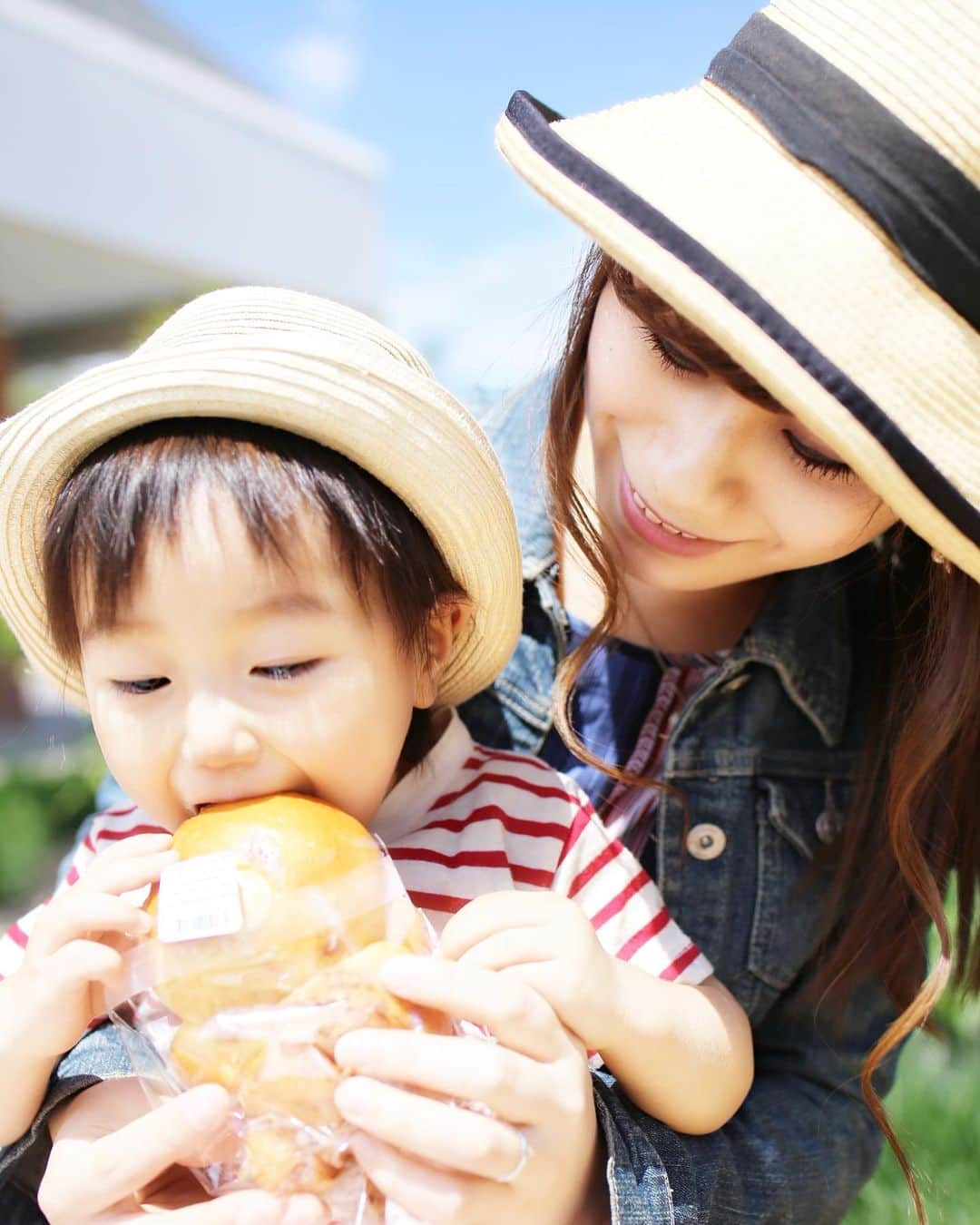 amiさんのインスタグラム写真 - (amiInstagram)「． I enjoyed picnic with my son ． パンを買ってお外でパクリ🥖 最近、お天気が良い日🌞の ランチはお外が多くなりました♡ ． 本当は可愛いクマさん🐻だった のに暑さでチョコが溶けちゃった🥺 息子ちゃんは大喜び❤️ ． ． 4枚目はローラさんがイメージ モデルをしているソフィさんの オーガニックコットンです♡ ． 見た目も可愛くて 肌触りも優しい商品🥺❤️ ． 女性は生理で体調が優れない 時も多いと思いますが、そんな時 でも気持ちよく過ごせる オーガニックコットン素材🥰 ． 自分にいいこと始めよう♡ 素敵な言葉🌷 ． キッズラインさんでサンプル配布 キャンペーン実施中です♡ ストーリーからキャンペーンページ に飛べますよ♡ ． ． #じぶんにいいこと#ソフィオーガニック #supported#お気に入りアイテム#2歳児ママ#ママ#親子写真#ピクニック#おそとごはん#オーガニック#オーガニック素材#オススメアイテム#ソフィ#母の日#マザーズデー」5月13日 11時03分 - amikuma1219