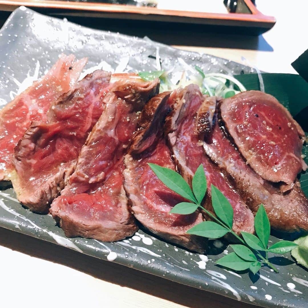 梅田 いち凛のインスタグラム：「黒毛和牛のタタキ！自家製の山葵ソースでお召し上がりください。  さぁ、また1週間の始まり☀️いち凛も元気に営業していきますよー、ご予約もまだまだ受け付け中です。 今日のお食事処はいち凛で決まりですね！今日限定のクーポンもご用意しております🤗  #いち凛 #大阪 #梅田 #osaka #うめきた #グランフロント #居酒屋 #ディナー #個室 #個室居酒屋 #デート #和食 #冬  #梅田居酒屋  #いいね #フォロー #japanesefood  #photooftheday #豆腐 #誕生日 #記念日 #大阪駅#女子会 #コンパ #日本酒 #日本酒女子 #日本酒好き #ハイボール#GW#予約」