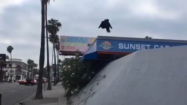 のインスタグラム：「@volcomskate チームライダーMilton Martinez( @miltonmartinez )🔥 Jake Phelpsに捧げる🖤👓 📹: @rhino  #Volcom #VolcomJapan #Smoookes @independenttrucks」