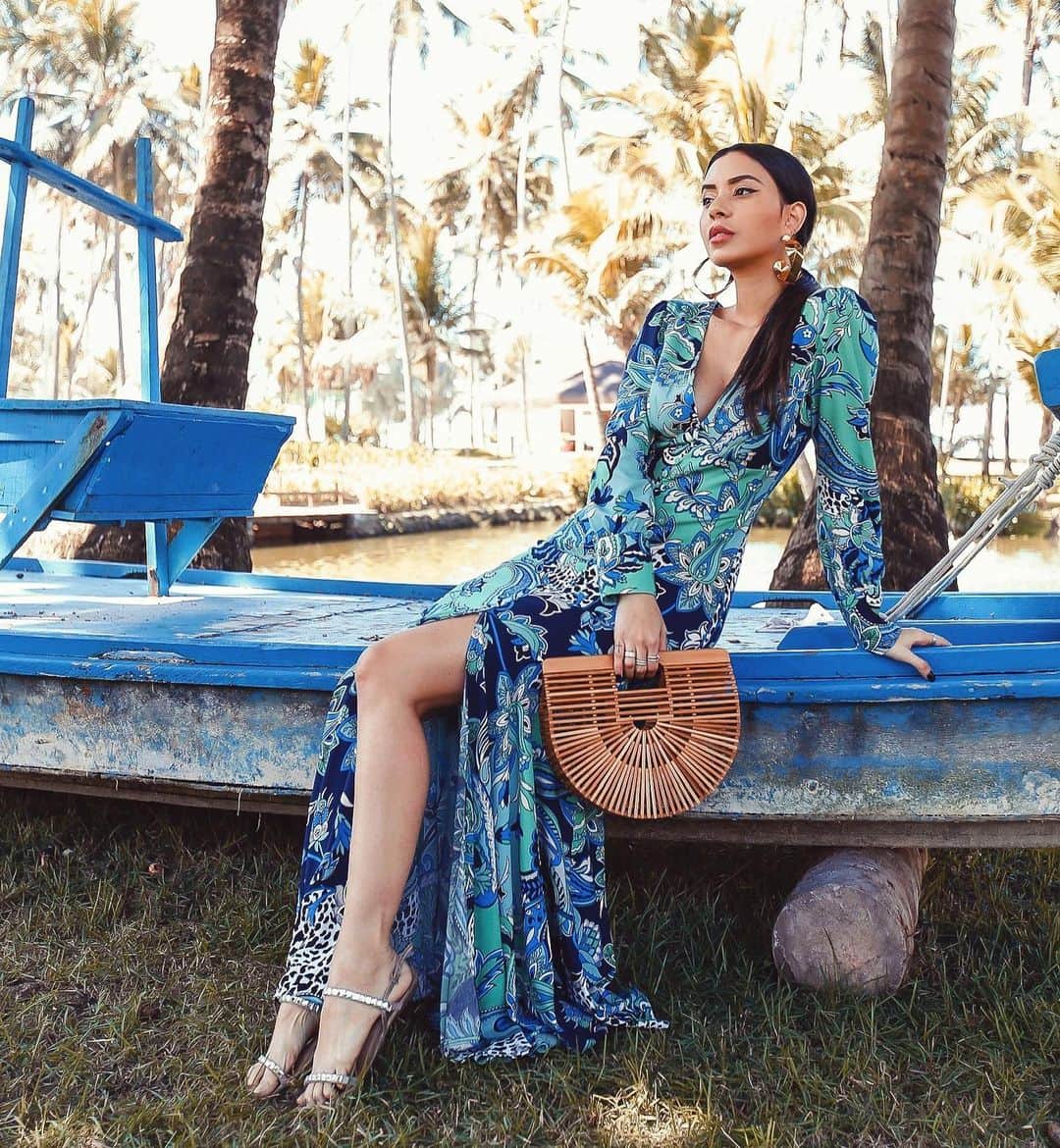 Gabriela Salesのインスタグラム：「Tao phyna, que tô parecendo um boleto pago. Nem parece a bagaceira dos stories kkkkk. Look nova coleção da @averarafashionbrand , que estou no chaummm! Foto: @giansales」