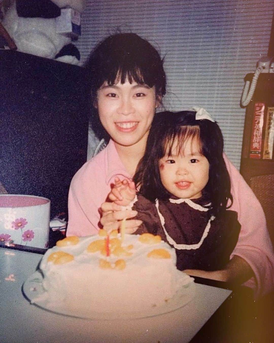 AikA♡ • 愛香 | JP Blogger • ブロガーのインスタグラム：「Happy MOTHERS DAY to all the amazing mamas out there, and especially to my beautiful mom 💐💕✨ Living hundreds of miles away from my family on these holidays is always quite tough. But I have those beautiful memories to hold on to. Wish you were with me to spoil you and celebrate how amazing and wonderful you are, mom 🌹 As I get older, my appreciation for you gets bigger and deeper. So thankful for your decision to give birth of me 💗 ( She was told from her doctor that I could be a deformed baby when I was in her stomach ) and I can’t thank you enough for everything you’ve done and how you have always supported and believed in me ✨ I definitely got silliness from you! ( swipe left to see what I mean 😂 ) LOVE YOU SO MUCH, MOM ❤️ ————— ママさん、母の日おめでとう💐 また今年も一緒にお祝いできなくてごめんね… あたしがそばにいないことで寂しい思いをさせちゃってごめんね。 若い時ゎ喧嘩ばっかりで、感謝の気持ちとか全然なかったけど、離れて暮らして、歳をかさねるごとに感謝の気持ちゎ大きくなるばかりだょ💗 本当に本当に心からありがとう。何よりも、自分の子が奇形児かもしれないとわかっていてもそれでも産んでくれたことに1番感謝デス✨😭 そのおかげであたしゎ素敵な人生を送れてるから。いつまでも、美人で、お茶目な、ワンダフルな、ママさんでいてね。離れてても、あたしのお母さんへの愛ゎ地球よりでっかいです💓 大、大、大好きッ😘 Sending you lots of lots of love to those who couldn’t be with your mom today and are without a mother ❤️」