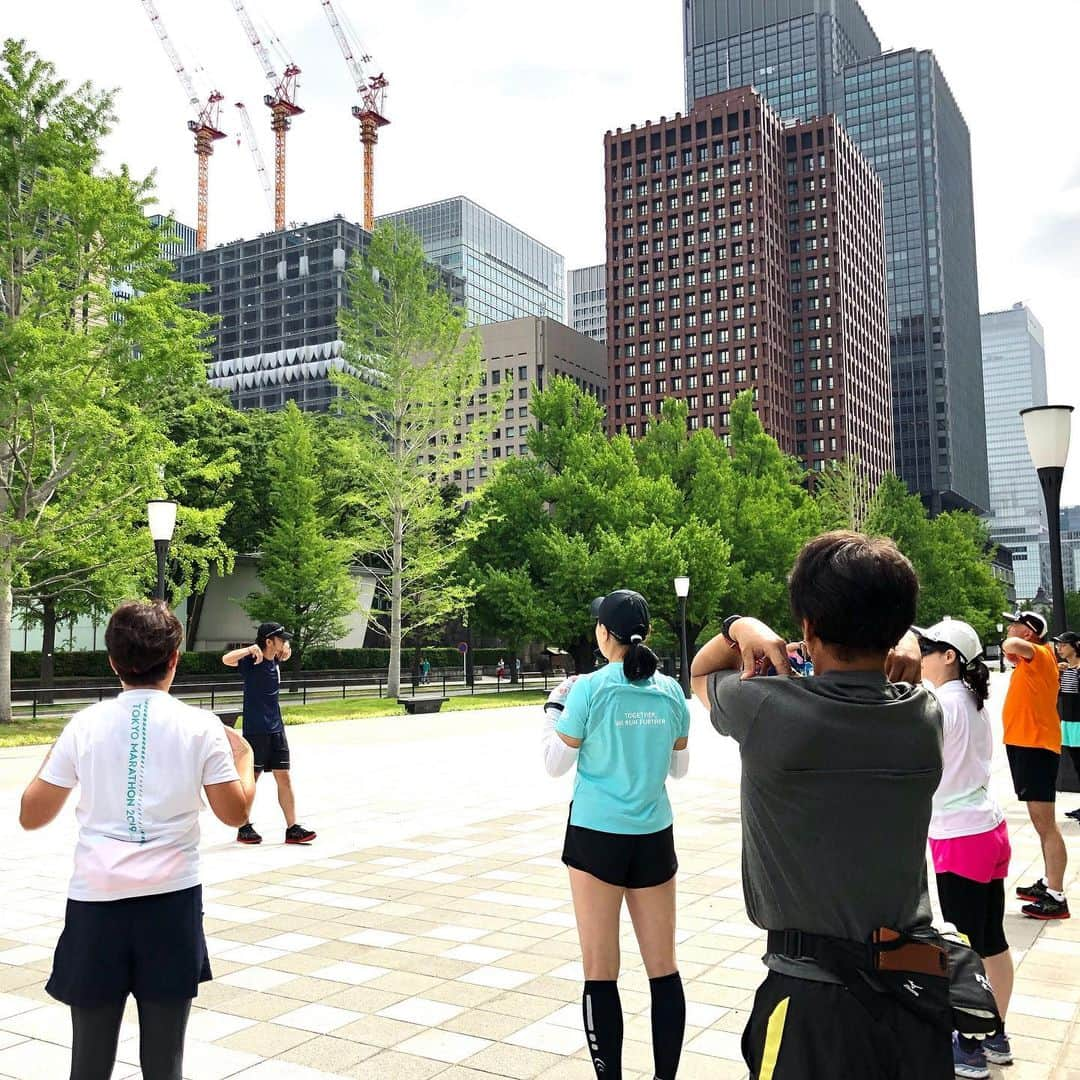 run+さんのインスタグラム写真 - (run+Instagram)「シドニーマラソンの魅力いっぱいの #シドニーマラソン練習会 先日の花巡りラン後、理恵さんに教えてもらって盛り上がりそのテンションのまま即エントリー📱 三谷コーチのストレッチや靴の履き方・靴紐の結び方などの講習後、皇居を大きく外回り。 途中 #坂連 を挟んだりして、ぐるっと6.80km ・ ラン後はお楽しみのお食事会✨ ランステ出てすぐのお店［COOPERS］で🍴 当日の気温や過ごし方、エイド、荷物預け入れのことなど、詳しく説明して下さる事務局の方々 シドニーマラソンの特徴やポイントを伺いながらスライドショーに興味津々🤩 当日の気温や過ごし方、エイドや荷物預け入れのことなどetcいつでも電話で聞いてください！ってサポートの熱い事務局の方々。 シドニー&オーストラリアの沢山の見どころにもう気持ちがふわふわ💭 なんていうか…マラソンじゃなくてもはや観光で行きたいくらい。。。 ・ #皇居ラン #皇居RUN #走れるって幸せ #ランニング #ジョギング #RUN #マラソン ・ #ガーミン #GARMIN #garmin #ガーミン645Music #ナイキプラス #nikeplus #nikerunning ・ #ランニング女子 #ハシリマスタグラム #走るひと #ランニケーション #ゆるラン #街ラン #街RUN ・ #海外マラソン #Sydneyrunningfestival2019 #Runのために今できること」5月13日 11時20分 - runplus