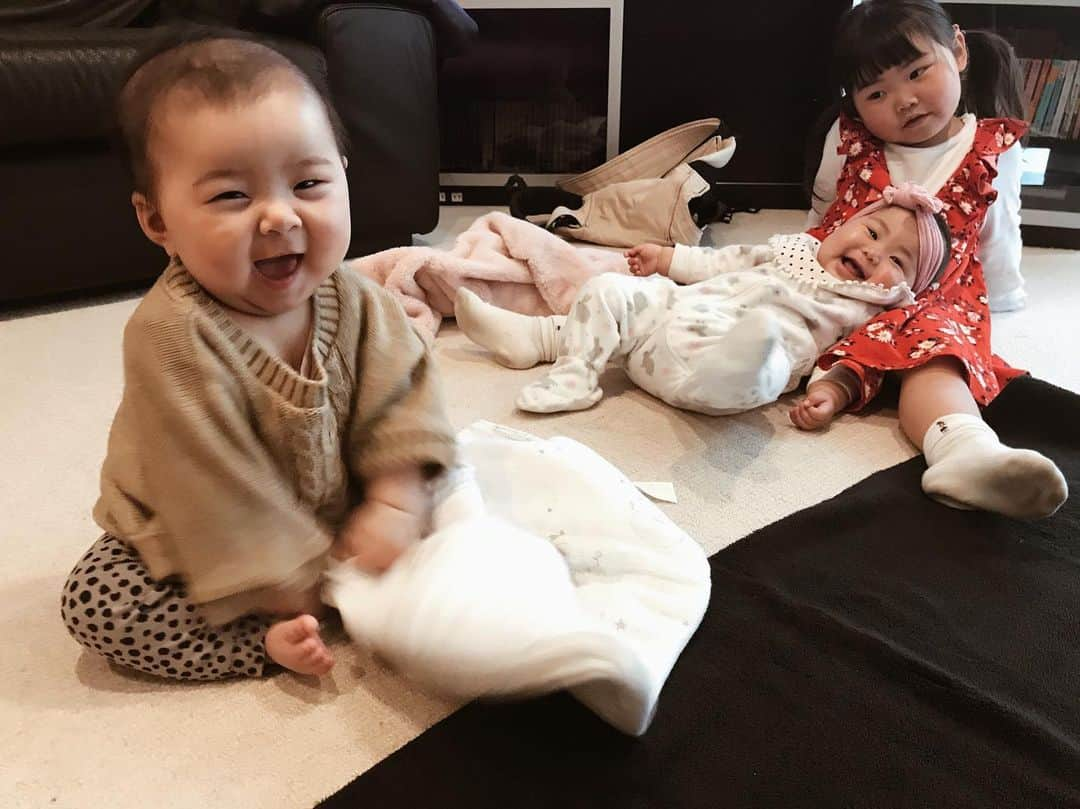 クロさんのインスタグラム写真 - (クロInstagram)「月齢が近いお友達と👶🏼💕💕 もう少し大きくなったら一緒に遊べるかな？楽しみだなぁ💭 今と比べてずいぶんと毛が薄くて、そこがまた愛おしい🙏🏽💕💕💕. . #生後209日 #6m25d #YouTube #YouTuber #親子YouTube #baby #love #女の子ママ #あいのり #ママリ#ベビフル #コドモノ #赤ちゃんのいる生活 #mamagirl #親バカ部 #楽天ROOM #smiling #smilingbaby #うちのおにぎりちゃん #smilingiscontagious #笑顔の連鎖 #ちびクロdiary」5月13日 11時19分 - kuro_risa