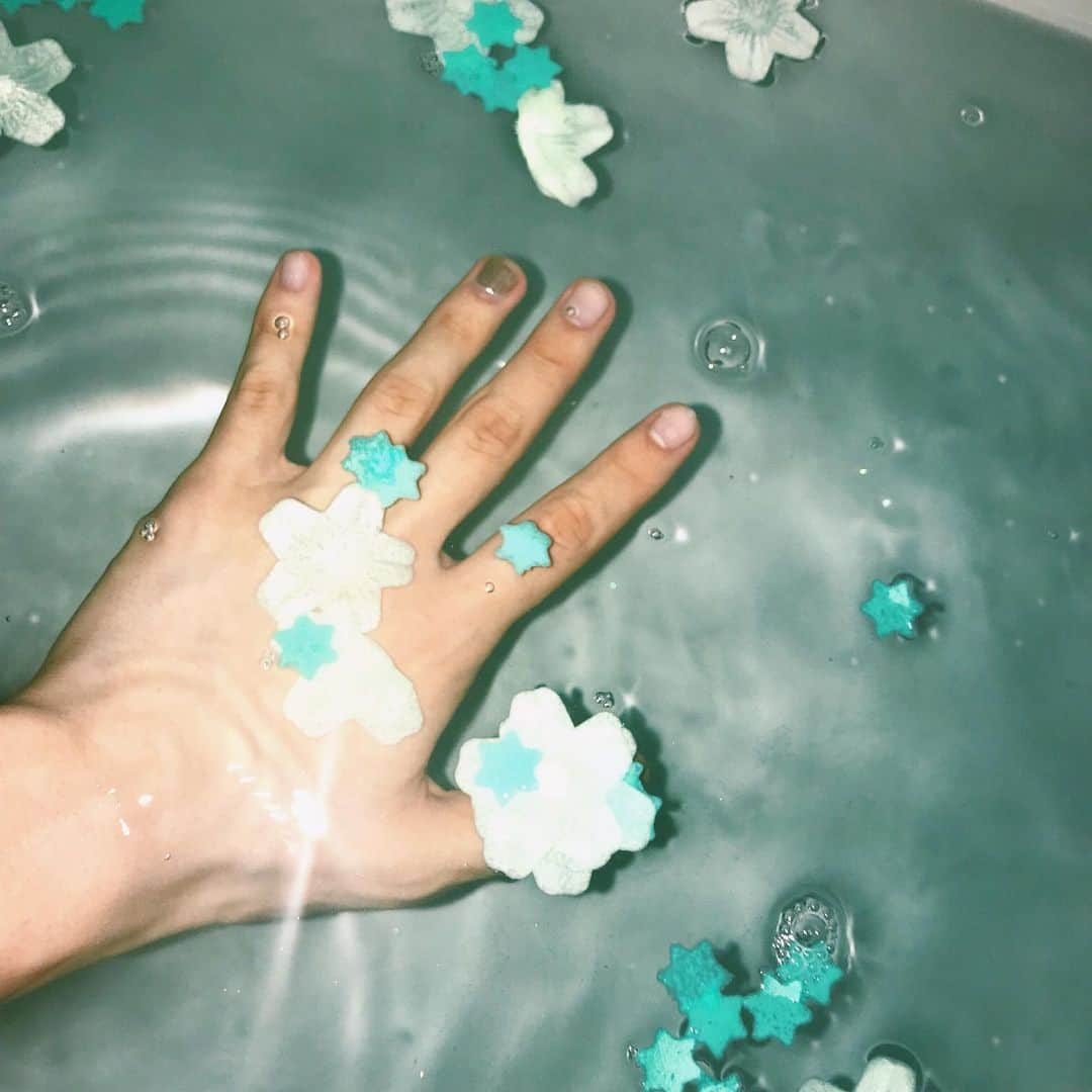 池添俊亮さんのインスタグラム写真 - (池添俊亮Instagram)「sweet beach bath🛁🧼🚿 #littlemermaid」5月13日 11時15分 - zoe_boy_0427