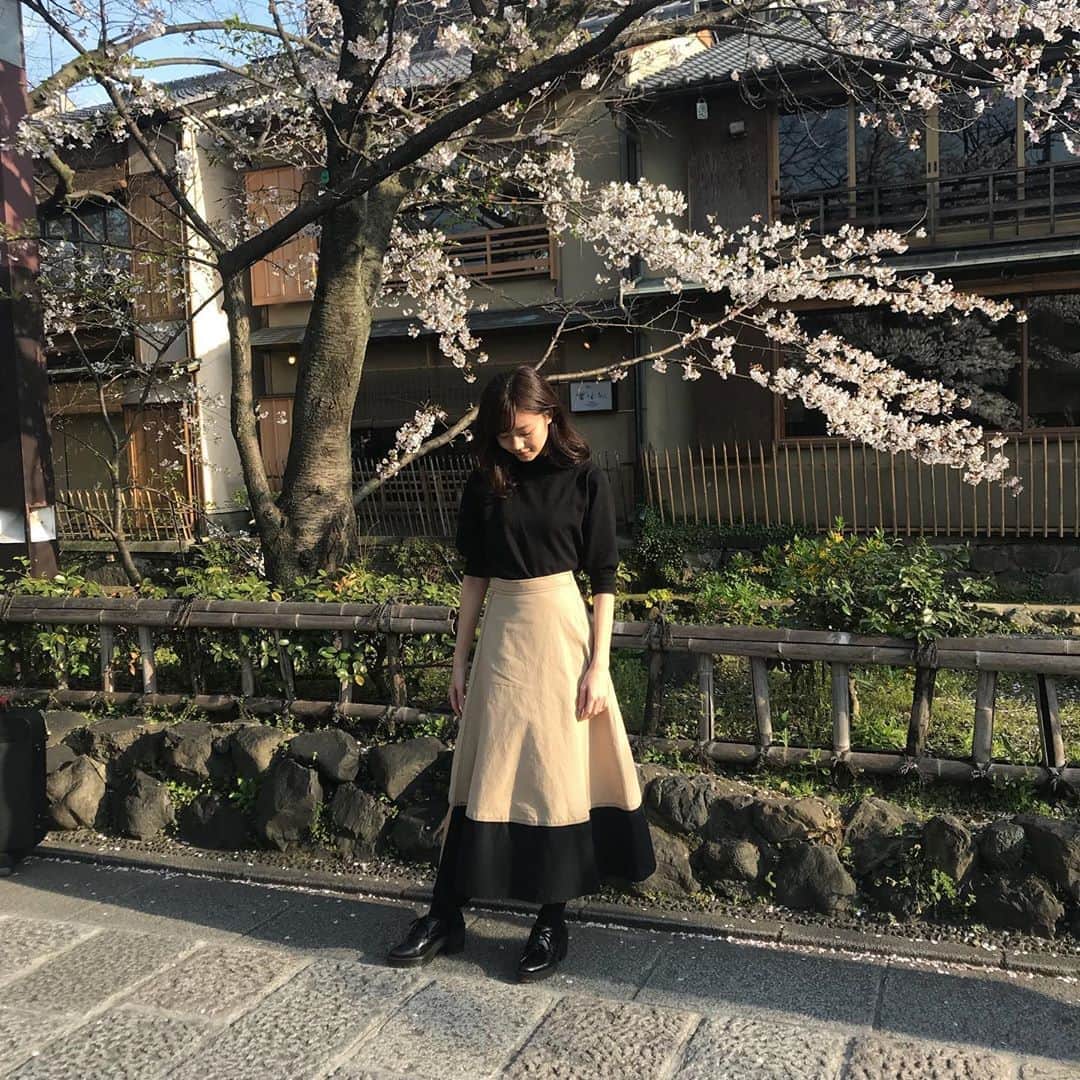 杉浦みずきのインスタグラム：「. このスカート 端っこが切れてるデザインで 一瞬焦る笑 ・ #祇園白川」