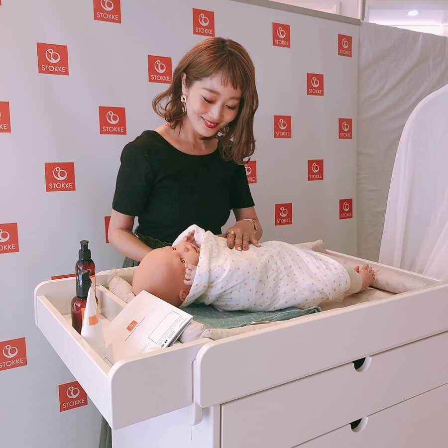 Kikuno Sayumiさんのインスタグラム写真 - (Kikuno SayumiInstagram)「〻STOKKE〻 ・ ・ ・ 昨日は @stokkejapan のイベントに行ってきたよ𓍯 ・ テーマは【ママと赤ちゃんのためのスリープトレーニング】 ・ 娘の赤ちゃん時代、それはそれは睡眠に悩まされ…生後3ヶ月くらいまで昼夜逆転☽･:*夜が来るのが怖かった。 ・ 1歳半の断乳までは夜間授乳が頻回でいつも早く朝まで寝たい😭って思ってた。。 ・ そんな悩みがあったから、このテーマに興味深々！ ・ 色々目からウロコでたくさんメモをとってたのに、そのメモをどこかで無くしてしまった😱忘れないうちにここにメモメモ✎২ ・ ・ マタニティアロマセラピストで助産師さんでもある#浅井貴子 先生の話が本当にタメになった✧*(6年前に出会いたかった) ・ 最近の赤ちゃんは昼間あんまり泣いてないそう。授乳の前は5分くらい泣かせたり、1日に3回くらいギャン泣きさせると夜寝付きがいいらしい！ ・ あと、泣くことは肺を丈夫にするそうで、風邪をひきにくくもなるみたい。 ・ そういえば泣いたらすーぐおっぱいあげてたな😅 ・ あと、オムツ替えの時に手足、股関節を回して体操させたり、夜湯船でしっかり温める🛁と夜泣きしづらくなるみたい。 ・ あと、8.9枚目に載せたこともやってみたいやつ！ ・ おくるみで巻いて肘で赤ちゃんの腰を支えてあげると腱鞘炎になりにくいらしい。 ・ あと、抱っこで寝かせて下ろす時のコツも。背中をさすったりトントンは、試しに昨晩娘にやってみたらめっちゃいい、すぐ寝れそう！って言ってた😍 ・ ・ @stokkejapan の製品も色々見たよ。 ・ 「親子の距離を近づける」という思いで造られていてステキ✧* ・ そして何といっても色合いが可愛すぎる。くすみカラーがツボ。 ・ #ストッケスリーピー は、3枚目のベビーベッドの状態から、2枚目、4枚目の状態になるよ、長く使えて便利◎ ・ このスリーピーの発売20年を記念して、5/22~6/4まで、スリーピーのベッドセットを購入すると、3枚目に写ってるドレープをプレゼント🎁するキャンペーンをやっているのでチェックしてみてね✧* ・ ・ ・ あとは、#ミルケア っていうアプリも便利そう。赤ちゃんの睡眠時間とかを簡単に記録出来るみたい💡 ・ @amoma_naturalcare の#ベビースリープ も、赤ちゃんの枕カバーやママのパジャマにつけると安眠出来るみたいだからやってみよ〜🙆‍♀️ ・ ・ ・  #親子リンクコーデ #fashion#ママ#ママコーデ#プチプラコーデ#大人カジュアル#シンプルコーデ#大人可愛い#ジユジョ#マタニティコーデ #ぷんにー#ママリ#ママリファッション#妊娠7ヶ月 #家族写真 #お出掛け #ストッケ#スリーピーベッド#PR#トリップトラップ#AMOMA#アモーマ#夜泣きアロマ」5月13日 11時23分 - sayumikikuno