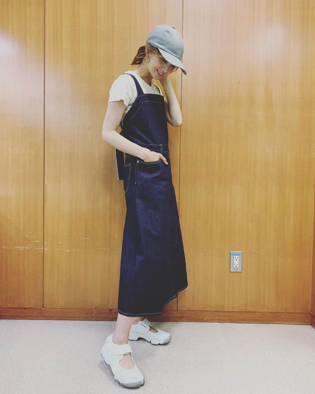 安田美沙子さんのインスタグラム写真 - (安田美沙子Instagram)「昨日の私服❤️ 段々カジュアルになる日々。  cap... @victim.jp  onepeace... @beautifulpeople_officialsite  shirts.. @florent___official  shoes.. #nike #ootd #みさこファッション  #wear」5月13日 11時34分 - yasuda_misako