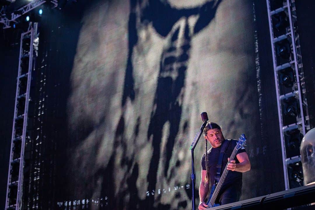 メタリカさんのインスタグラム写真 - (メタリカInstagram)「Photos from last night's show in Paris! 🇫🇷 ・・・ 📸 by @brettmurrayphotography & @photosbyjeffyeager ・・・ #MetInParis #WorldWired #Metallica」5月13日 11時34分 - metallica